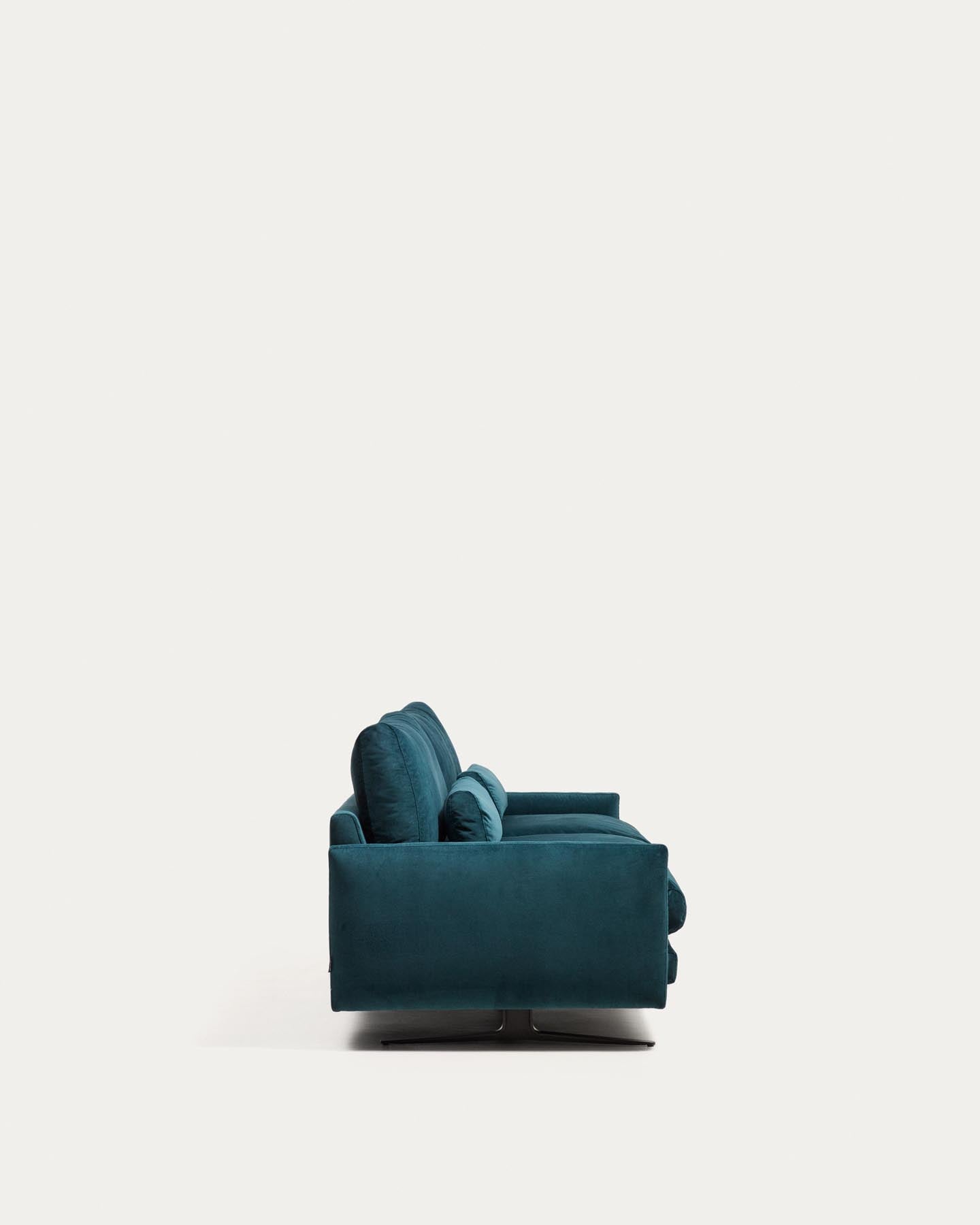 2-Sitzer-Sofa Veliro, schwer entflammbar, mit Samt in dunklem Türkis und Stahlbeinen mit schwarzem Finish, 210 cm, FSC Mix Credit in Grün präsentiert im Onlineshop von KAQTU Design AG. 2er Sofa ist von Kave Home