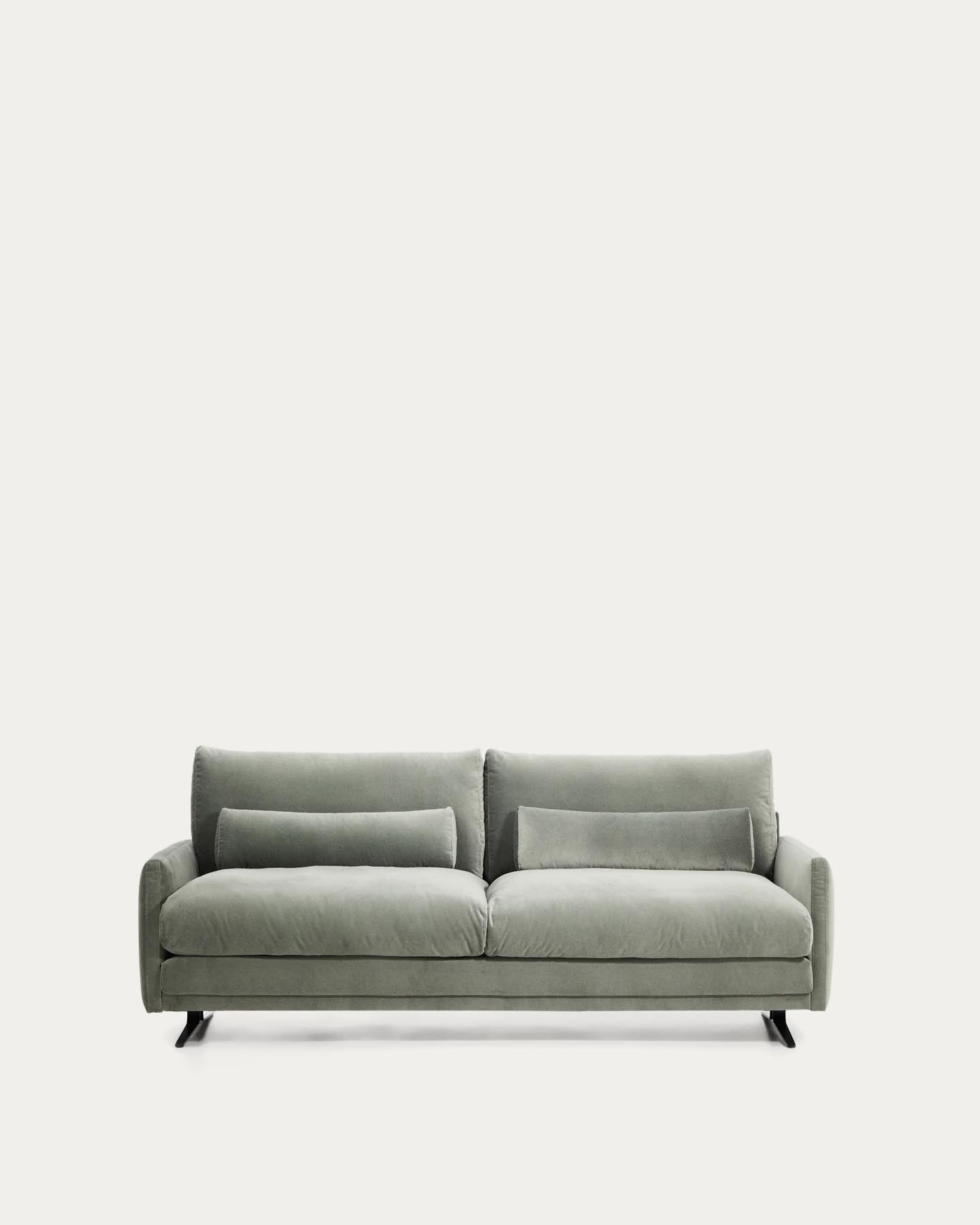 2-Sitzer-Sofa Veliro aus grünem Samt mit Stahlbeinen in schwarzer Ausführung, 210 cm FSC Mix Credit in Grün präsentiert im Onlineshop von KAQTU Design AG. 2er Sofa ist von Kave Home