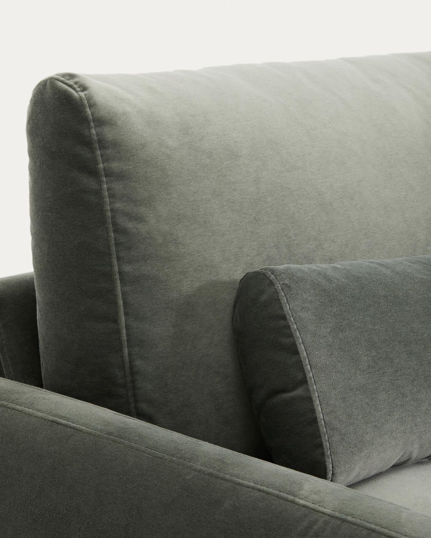 2-Sitzer-Sofa Veliro aus grünem Samt mit Stahlbeinen in schwarzer Ausführung, 210 cm FSC Mix Credit in Grün präsentiert im Onlineshop von KAQTU Design AG. 2er Sofa ist von Kave Home