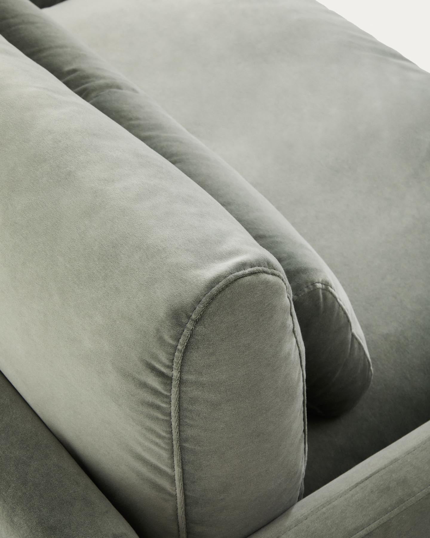 2-Sitzer-Sofa Veliro aus grünem Samt mit Stahlbeinen in schwarzer Ausführung, 210 cm FSC Mix Credit in Grün präsentiert im Onlineshop von KAQTU Design AG. 2er Sofa ist von Kave Home