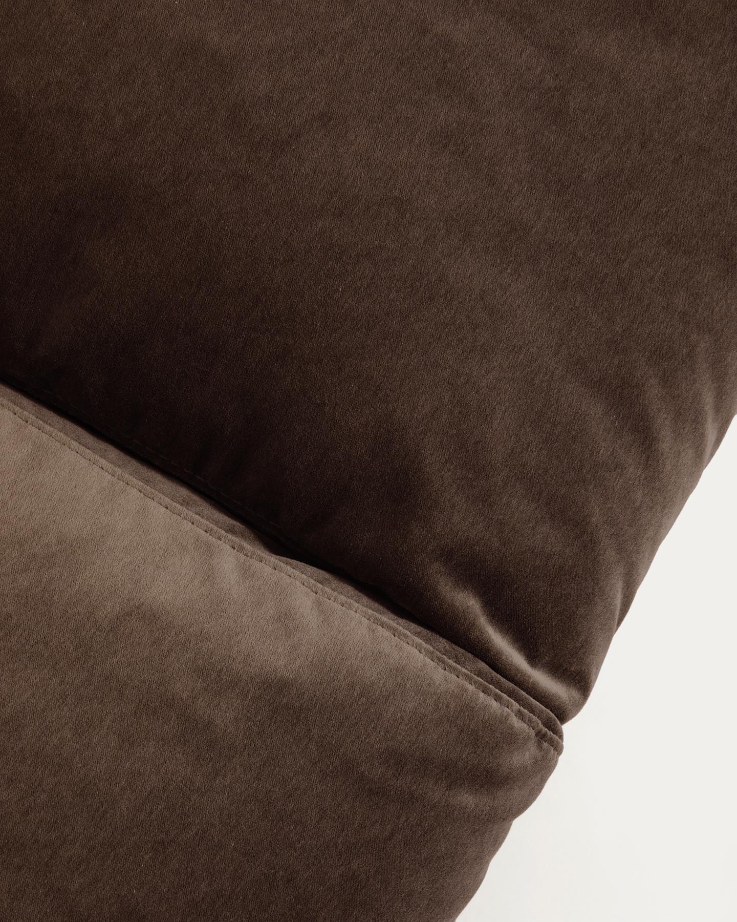 2-Sitzer-Sofa Veliro aus schokoladenbraunem Samt mit Stahlbeinen in schwarzer Ausführung, 210 cm, FSC Mix Credit in Dunkelbraun präsentiert im Onlineshop von KAQTU Design AG. 2er Sofa ist von Kave Home