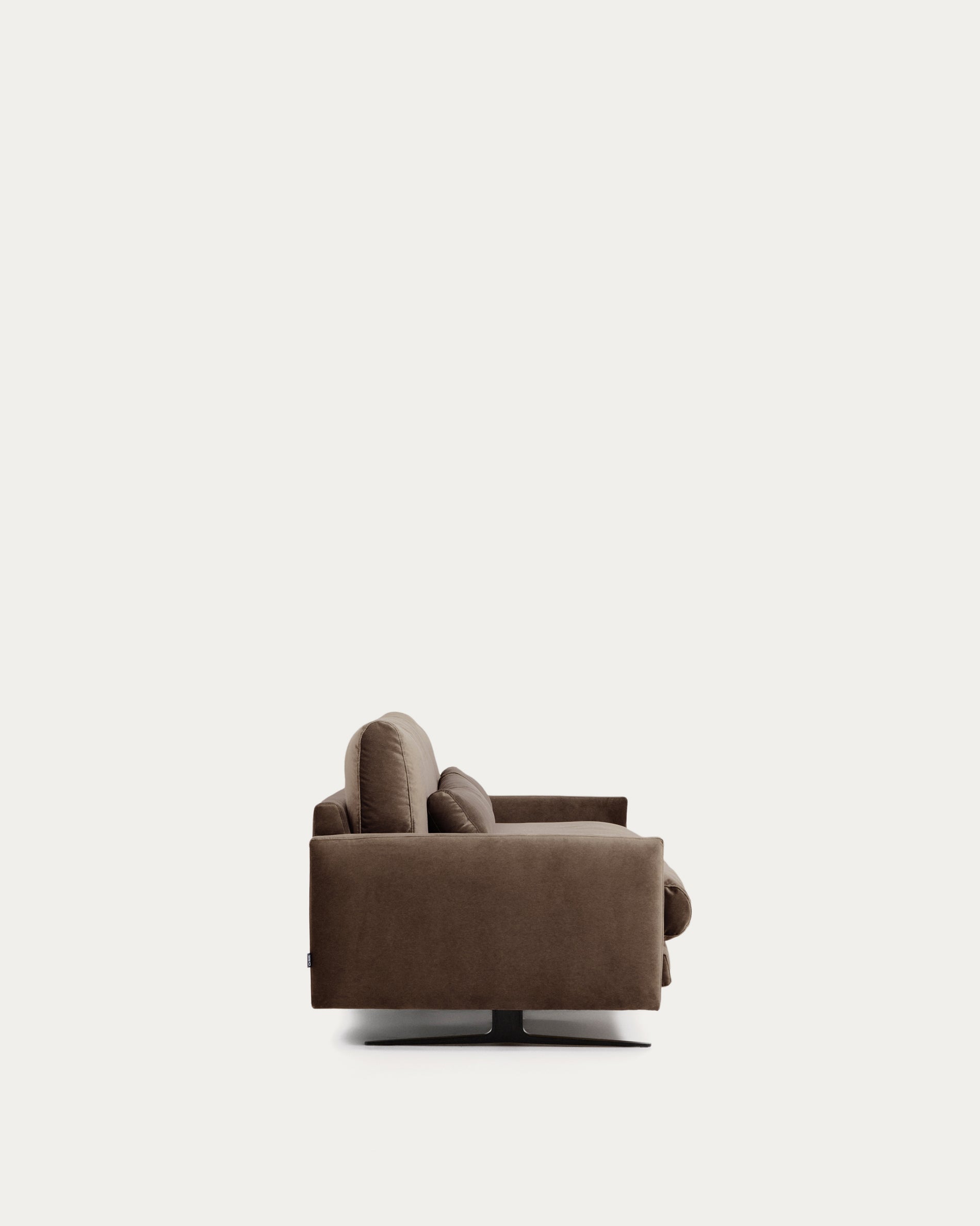 2-Sitzer-Sofa Veliro aus schokoladenbraunem Samt mit Stahlbeinen in schwarzer Ausführung, 210 cm, FSC Mix Credit in Dunkelbraun präsentiert im Onlineshop von KAQTU Design AG. 2er Sofa ist von Kave Home