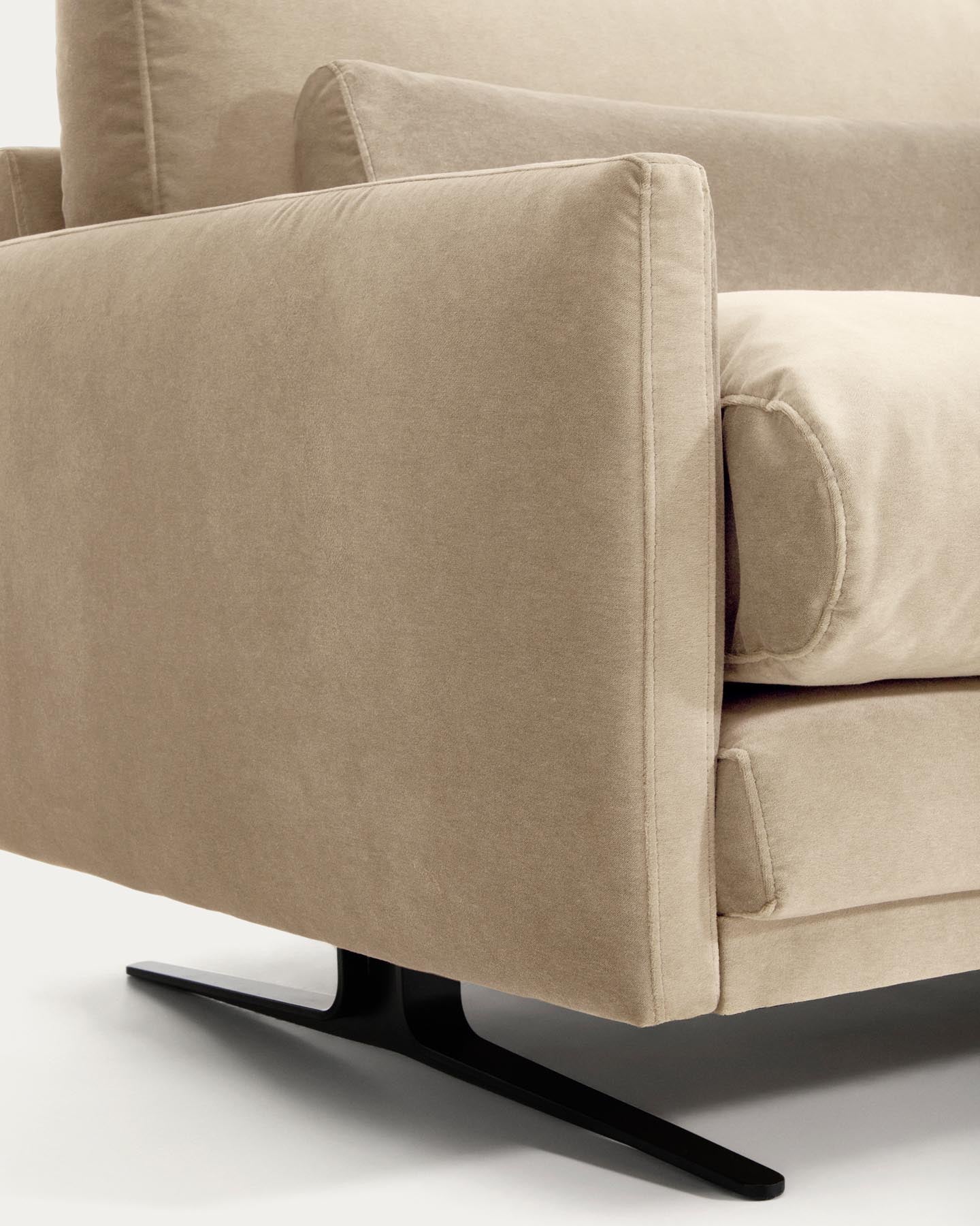 2-Sitzer-Sofa Veliro aus perlfarbenem Samt mit Stahlbeinen in schwarzer Ausführung, 210 cm, FSC Mix Credit in Perle präsentiert im Onlineshop von KAQTU Design AG. 2er Sofa ist von Kave Home
