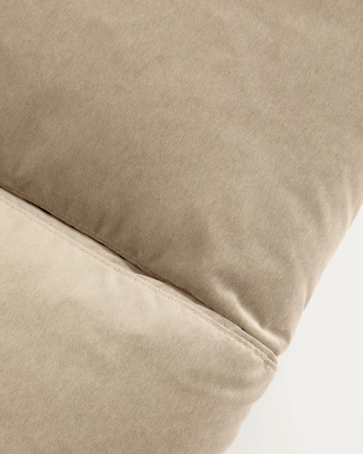2-Sitzer-Sofa Veliro aus perlfarbenem Samt mit Stahlbeinen in schwarzer Ausführung, 210 cm, FSC Mix Credit in Perle präsentiert im Onlineshop von KAQTU Design AG. 2er Sofa ist von Kave Home