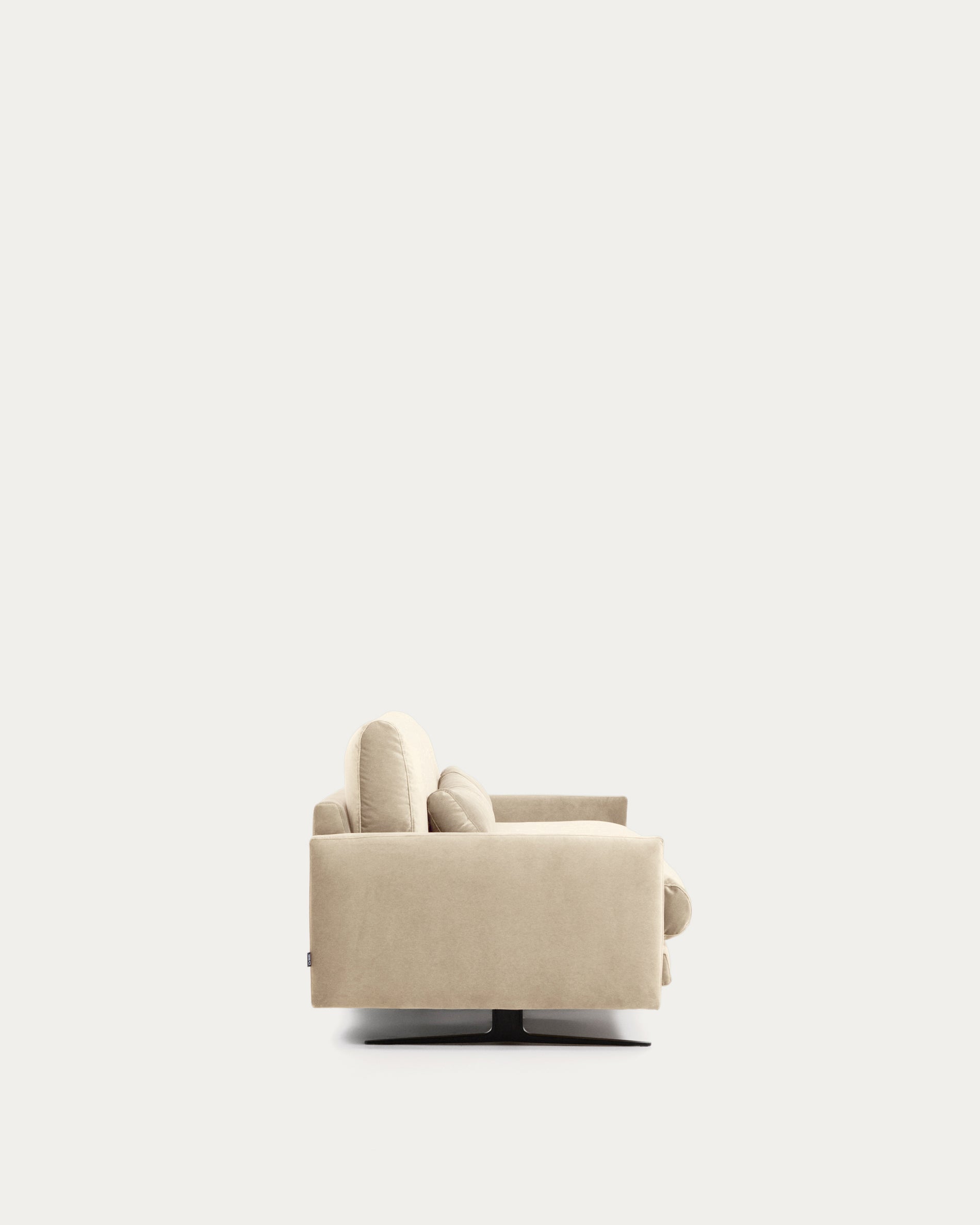 2-Sitzer-Sofa Veliro aus perlfarbenem Samt mit Stahlbeinen in schwarzer Ausführung, 210 cm, FSC Mix Credit in Perle präsentiert im Onlineshop von KAQTU Design AG. 2er Sofa ist von Kave Home