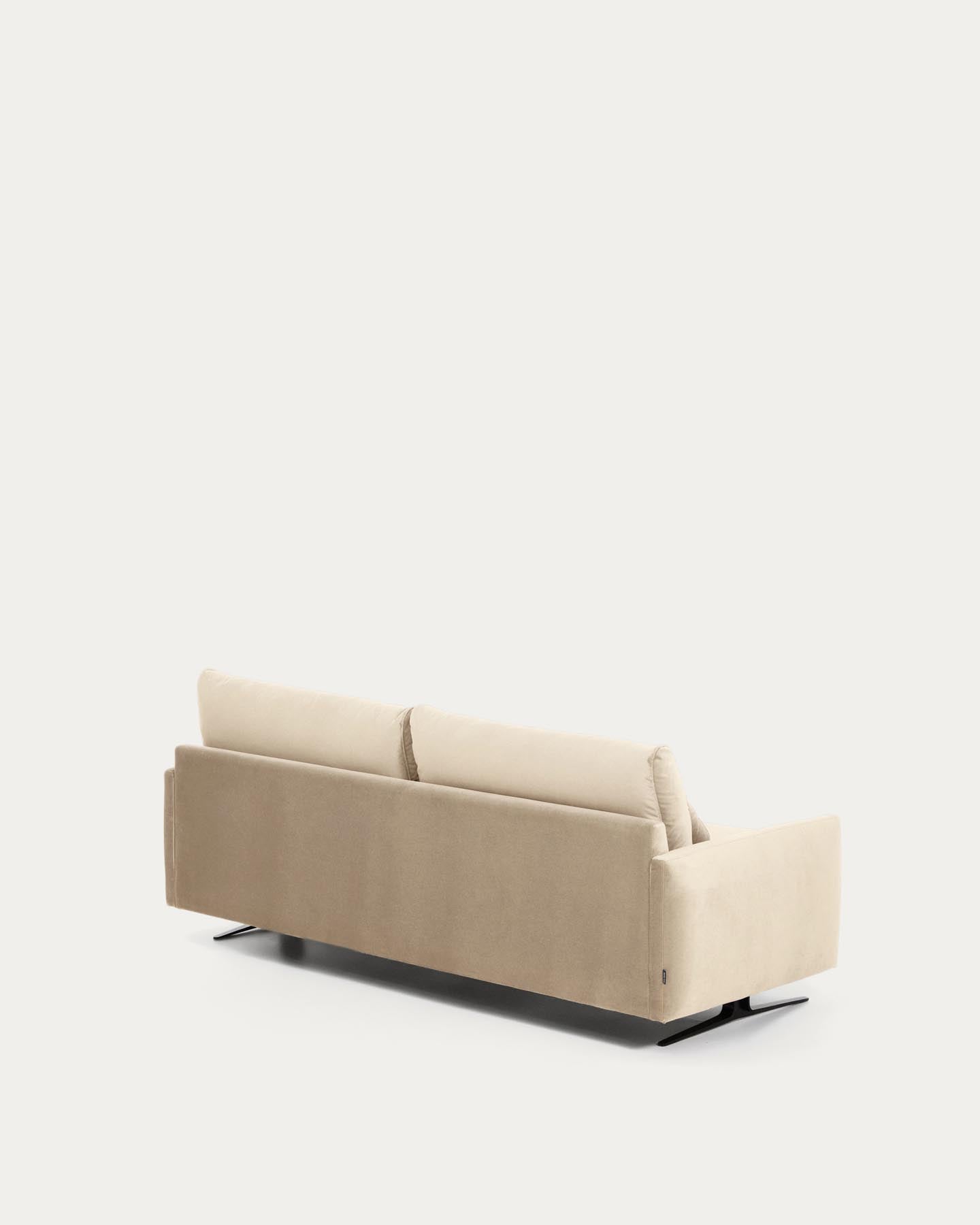2-Sitzer-Sofa Veliro aus perlfarbenem Samt mit Stahlbeinen in schwarzer Ausführung, 210 cm, FSC Mix Credit in Perle präsentiert im Onlineshop von KAQTU Design AG. 2er Sofa ist von Kave Home