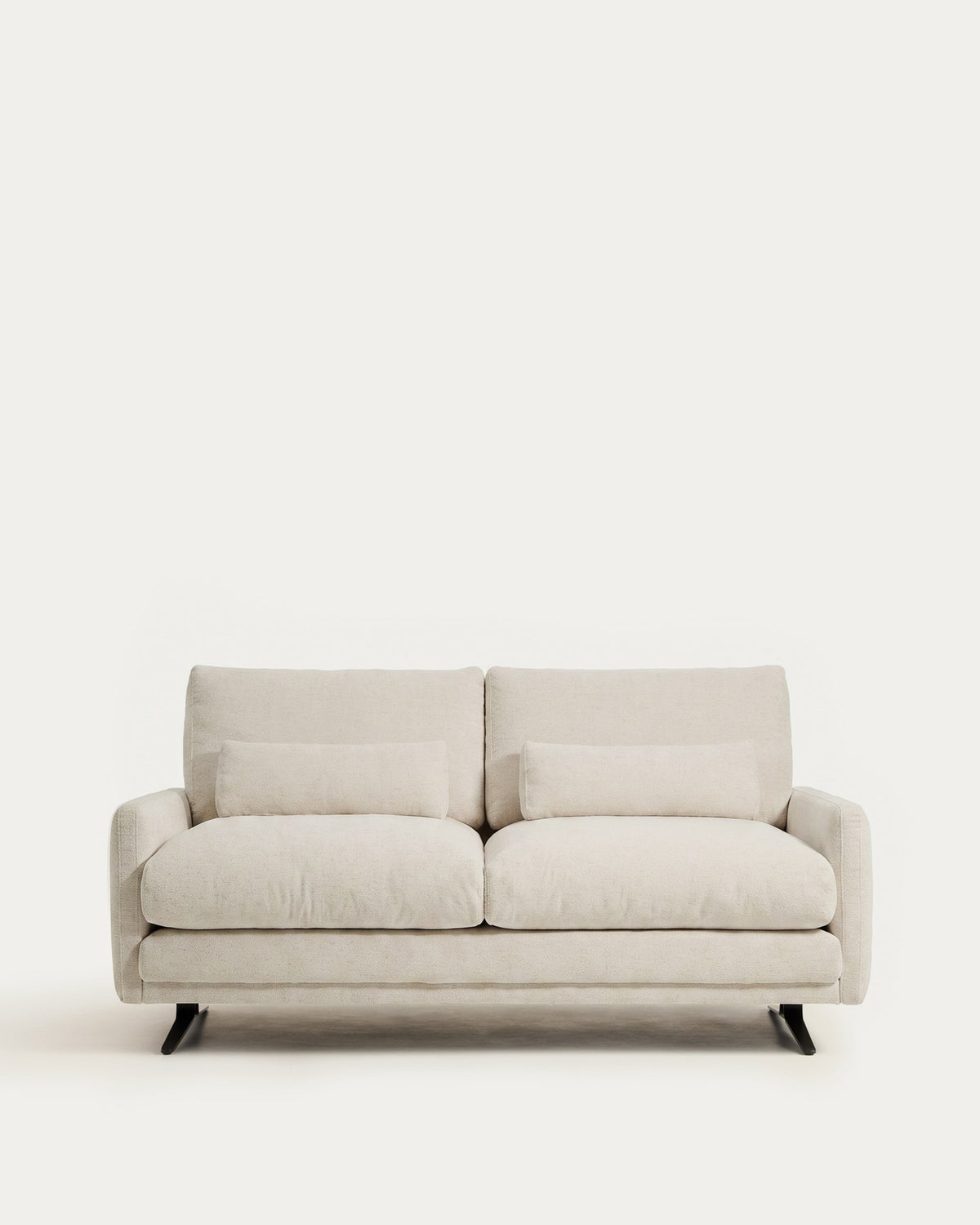 2-Sitzer-Sofa Veliro von Kave Home mit beigem Chenille-Bezug, gepolsterten Armlehnen und schwarzen matten Stahlbeinen.