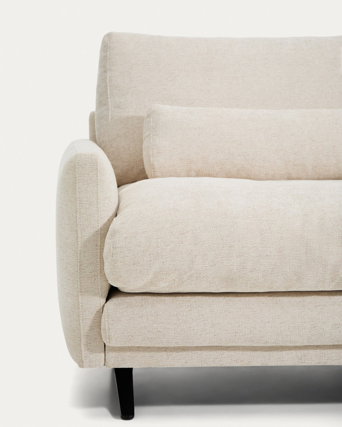 2-Sitzer-Sofa Veliro von Kave Home mit beigem Chenille-Bezug, gepolsterten Armlehnen und schwarzen matten Stahlbeinen.