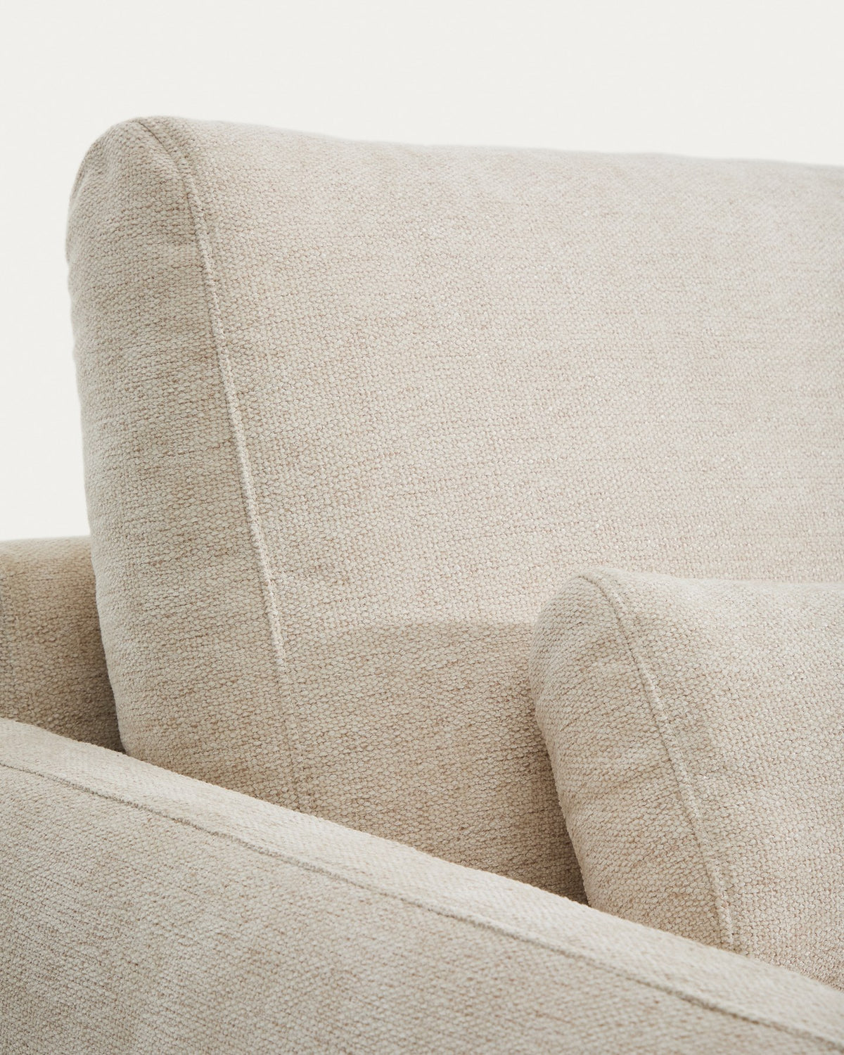 2-Sitzer-Sofa Veliro von Kave Home mit beigem Chenille-Bezug, gepolsterten Armlehnen und schwarzen matten Stahlbeinen.