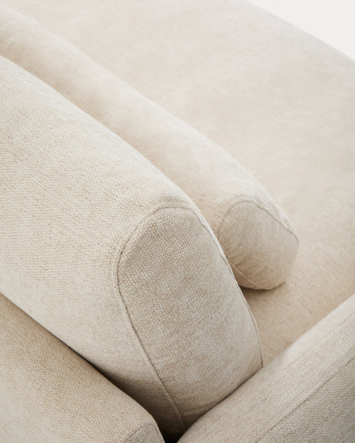 2-Sitzer-Sofa Veliro von Kave Home mit beigem Chenille-Bezug, gepolsterten Armlehnen und schwarzen matten Stahlbeinen.