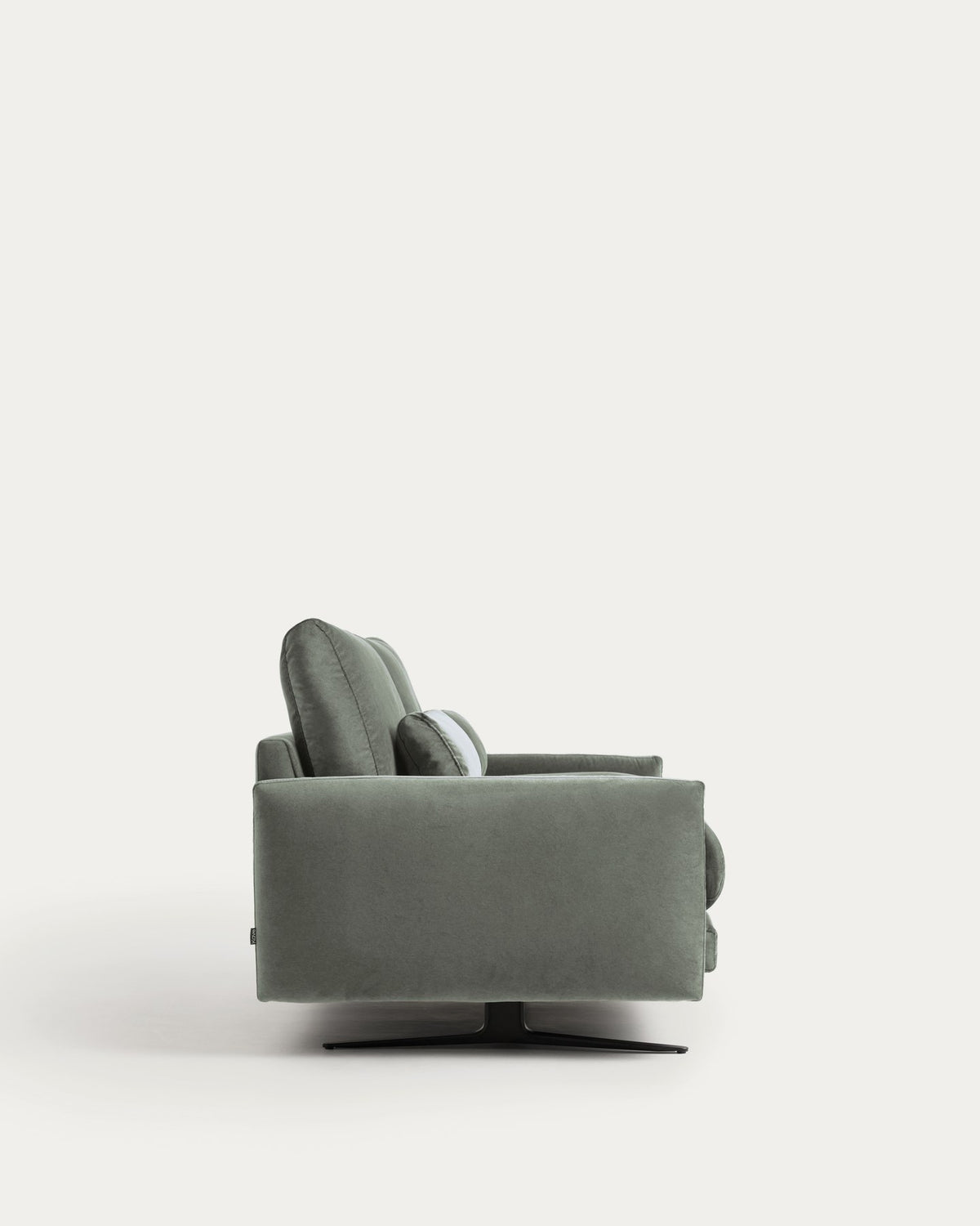 2-Sitzer-Sofa Veliro von Kave Home mit grünem Samtbezug, schwarzen pulverbeschichteten Stahlbeinen und gepolsterten Armlehnen, Frontalansicht.