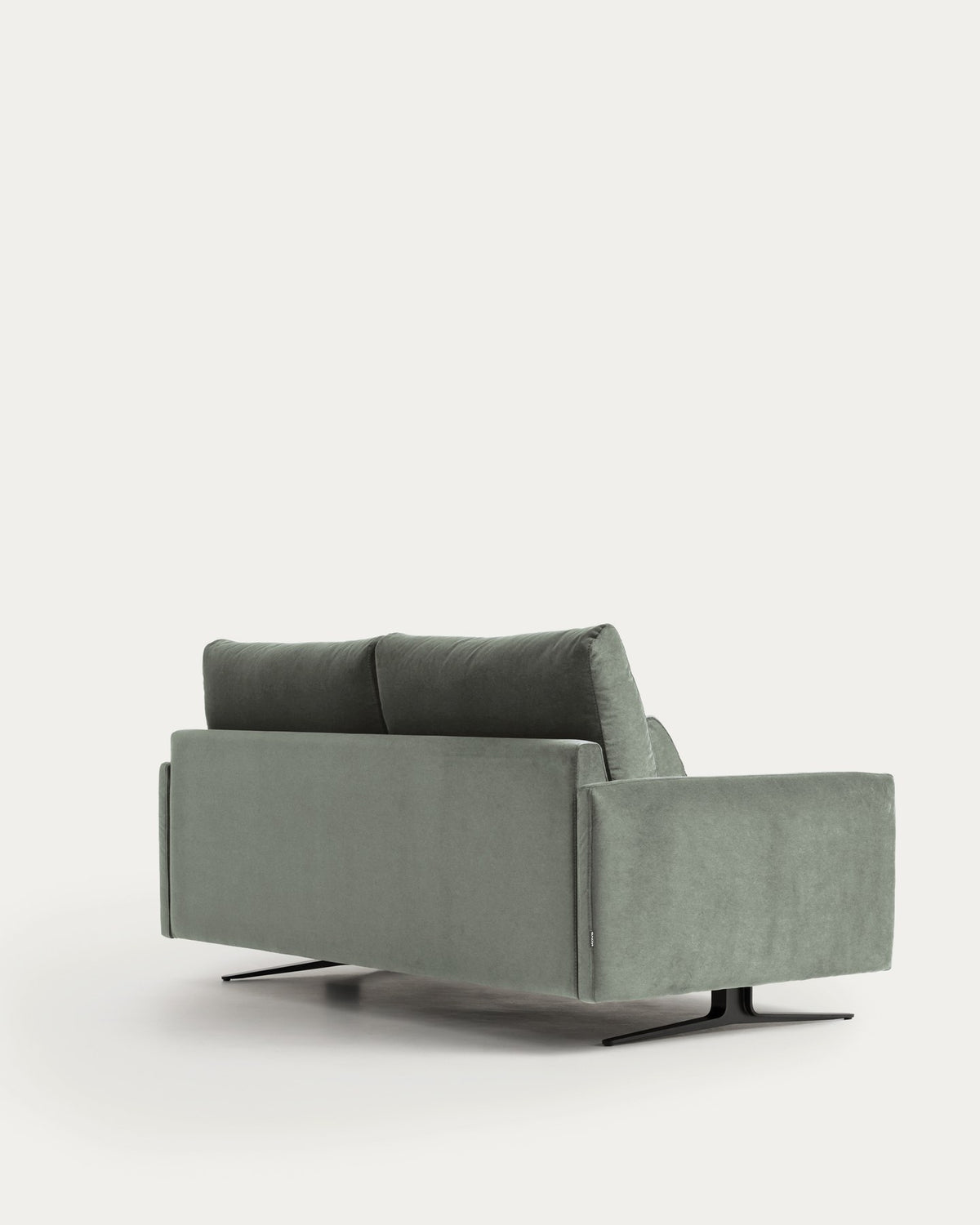 2-Sitzer-Sofa Veliro von Kave Home mit grünem Samtbezug, schwarzen pulverbeschichteten Stahlbeinen und gepolsterten Armlehnen, Frontalansicht.