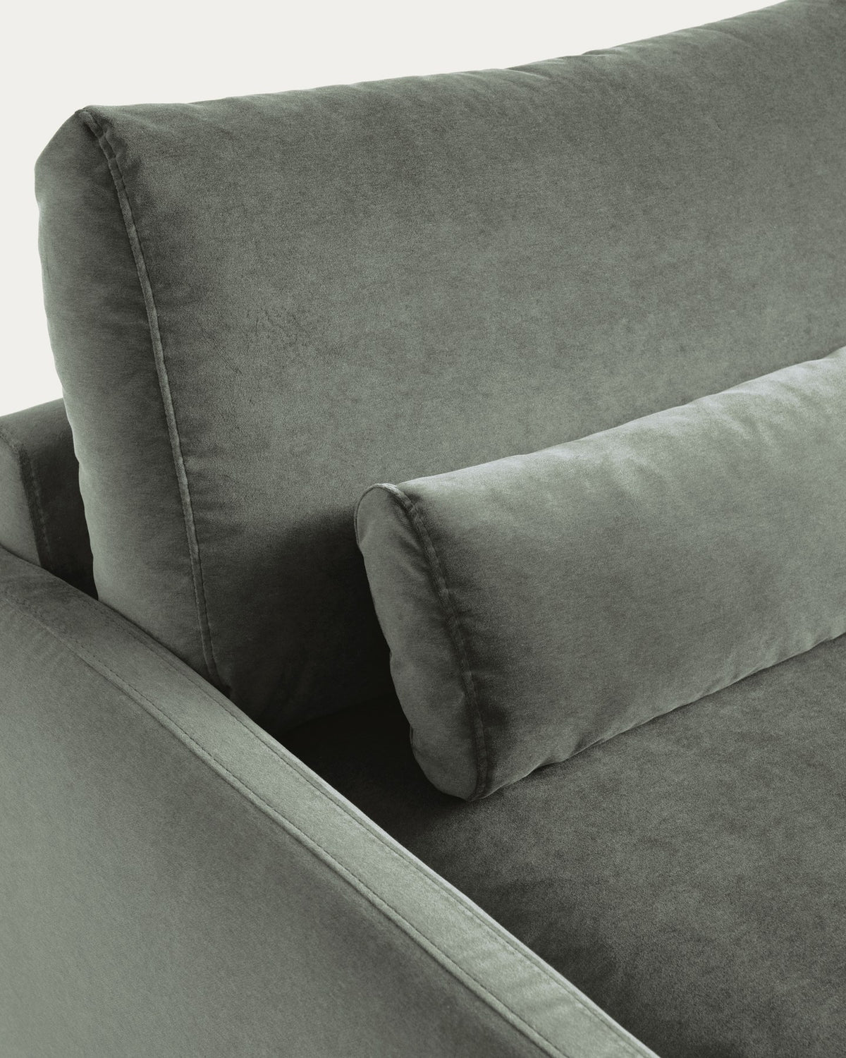 2-Sitzer-Sofa Veliro von Kave Home mit grünem Samtbezug, schwarzen pulverbeschichteten Stahlbeinen und gepolsterten Armlehnen, Frontalansicht.