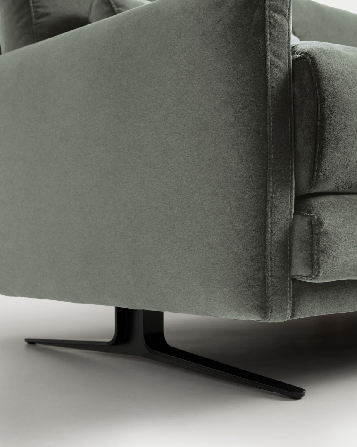 2-Sitzer-Sofa Veliro von Kave Home mit grünem Samtbezug, schwarzen pulverbeschichteten Stahlbeinen und gepolsterten Armlehnen, Frontalansicht.