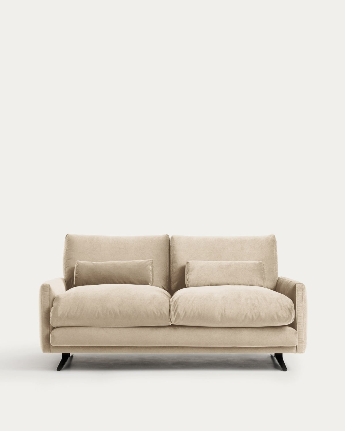 2-Sitzer-Sofa Veliro von Kave Home aus perlfarbenem Samt mit gepolsterter Sitzfläche und schwarzen Stahlbeinen, Breite 180 cm.