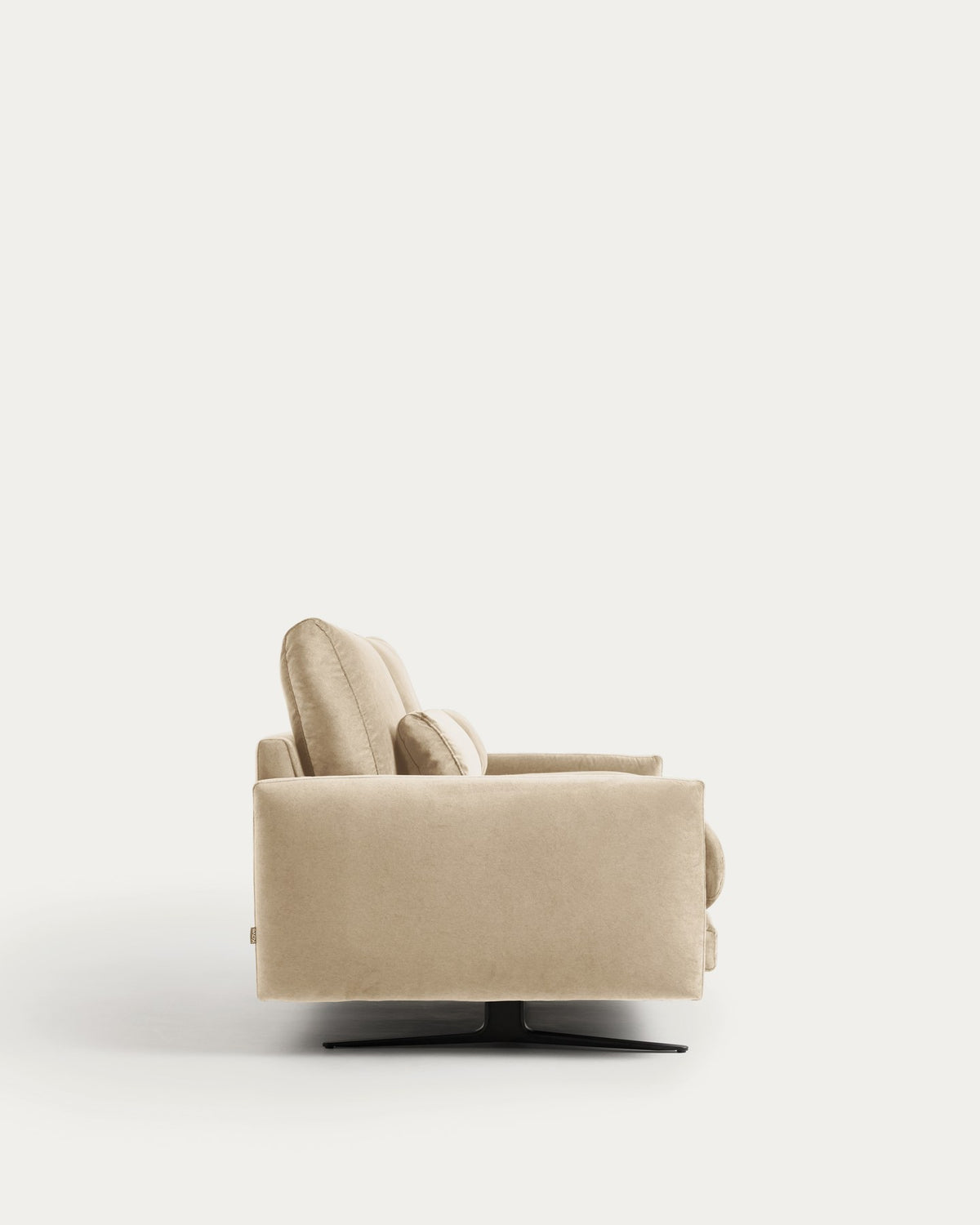 2-Sitzer-Sofa Veliro von Kave Home aus perlfarbenem Samt mit gepolsterter Sitzfläche und schwarzen Stahlbeinen, Breite 180 cm.