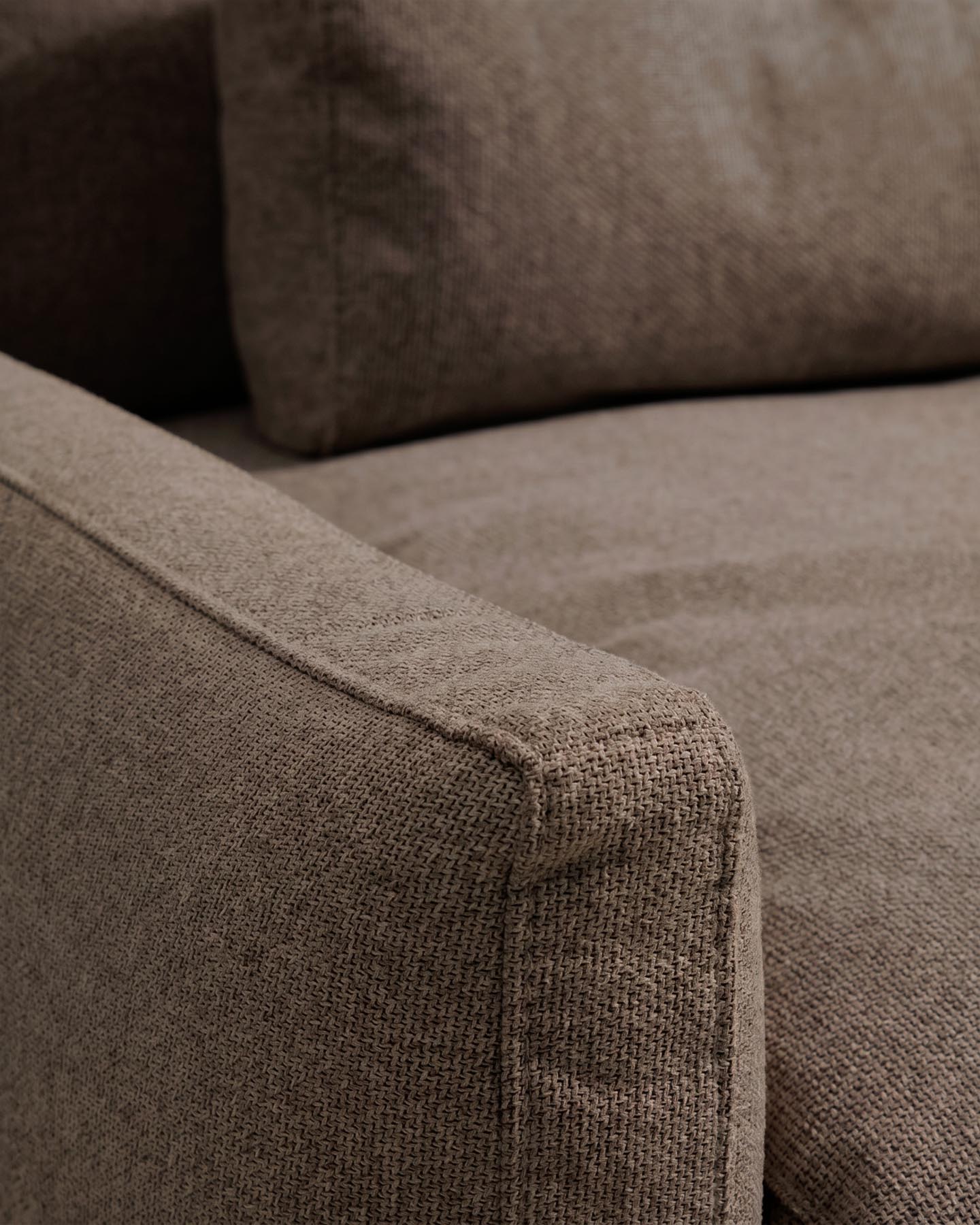 3-Sitzer-Sofa Veliro, schwer entflammbar, in Toastbraun mit Stahlbeinen mit schwarzem Finish, 240 cm, FSC Mix Credit in Braun präsentiert im Onlineshop von KAQTU Design AG. 3er Sofa ist von Kave Home
