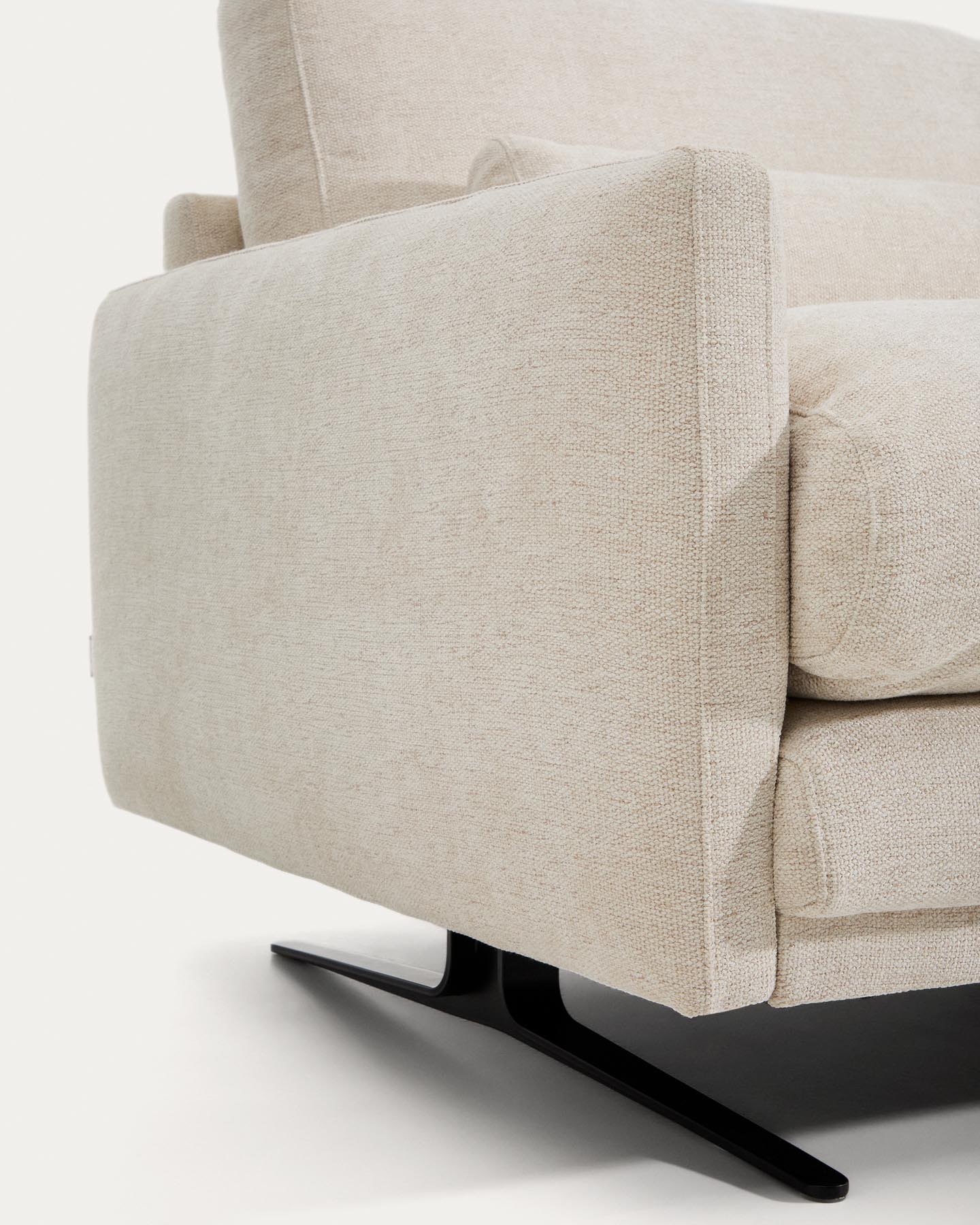 3-Sitzer-Sofa Veliro aus beiger Chenille mit schwarzen Stahlbeinen, 240 cm, FSC Mix Credit in Beige präsentiert im Onlineshop von KAQTU Design AG. 3er Sofa ist von Kave Home