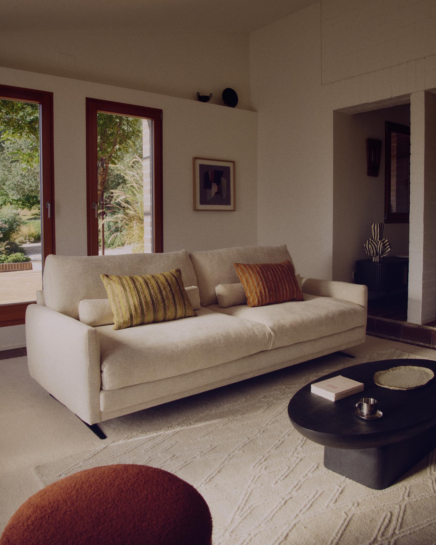 3-Sitzer-Sofa Veliro aus beiger Chenille mit schwarzen Stahlbeinen, 240 cm, FSC Mix Credit in Beige präsentiert im Onlineshop von KAQTU Design AG. 3er Sofa ist von Kave Home