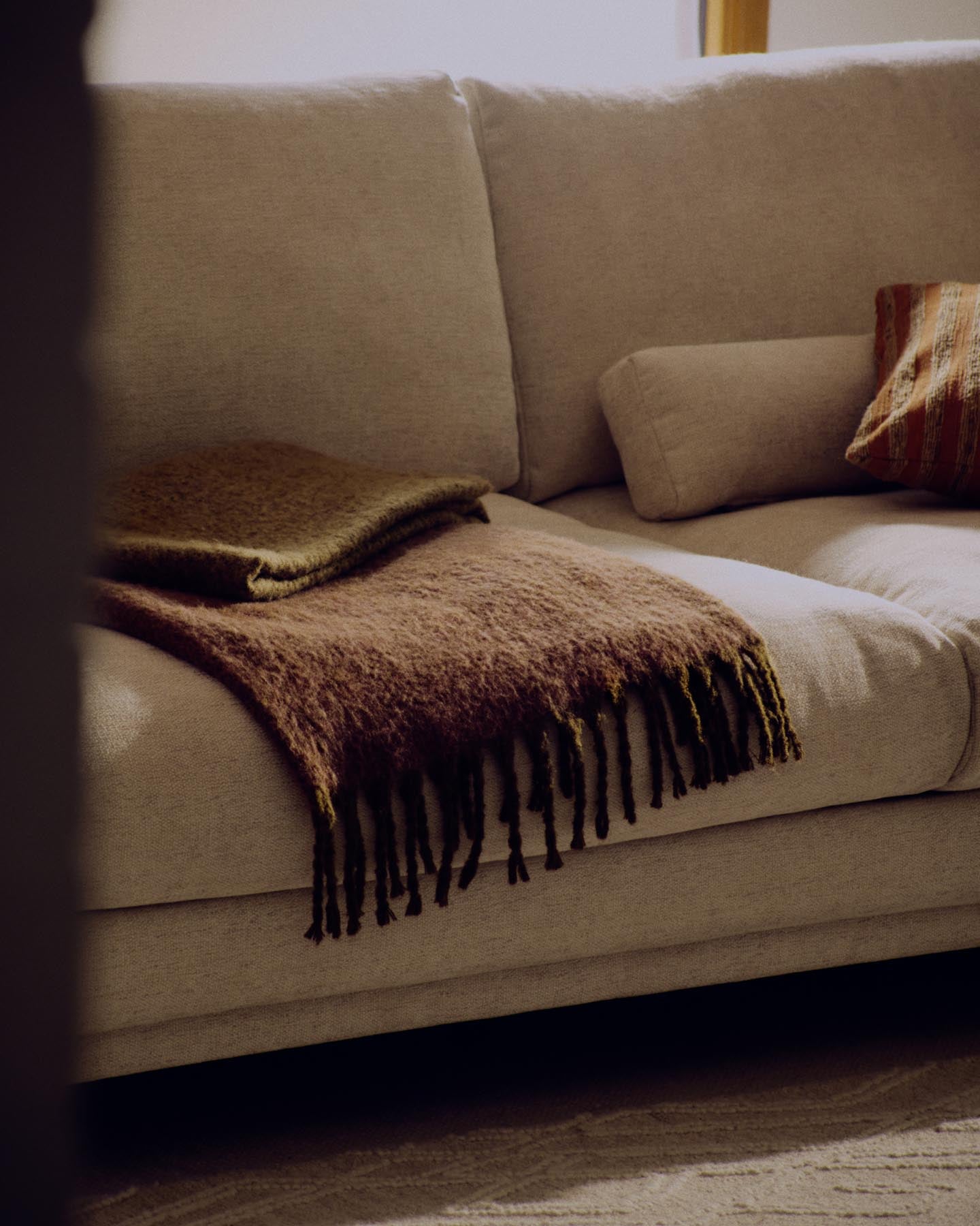 3-Sitzer-Sofa Veliro aus beiger Chenille mit schwarzen Stahlbeinen, 240 cm, FSC Mix Credit in Beige präsentiert im Onlineshop von KAQTU Design AG. 3er Sofa ist von Kave Home