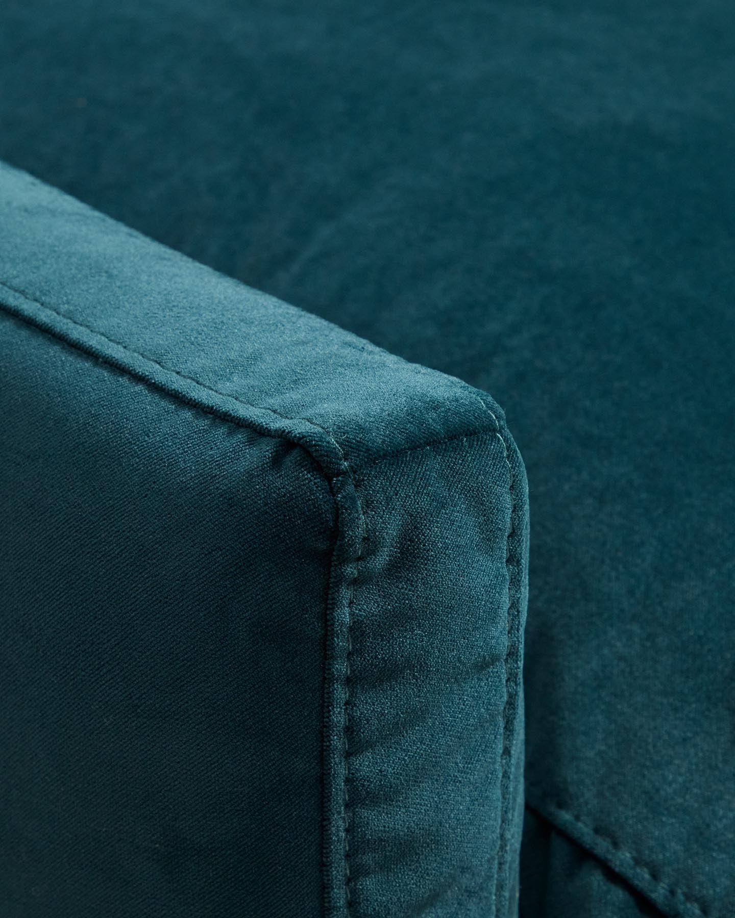 3-Sitzer-Sofa Veliro, schwer entflammbar, mit Samt in dunklem Türkis und Stahlbeinen mit schwarzem Finish, 240 cm, FSC Mix Credit in Grün präsentiert im Onlineshop von KAQTU Design AG. 3er Sofa ist von Kave Home