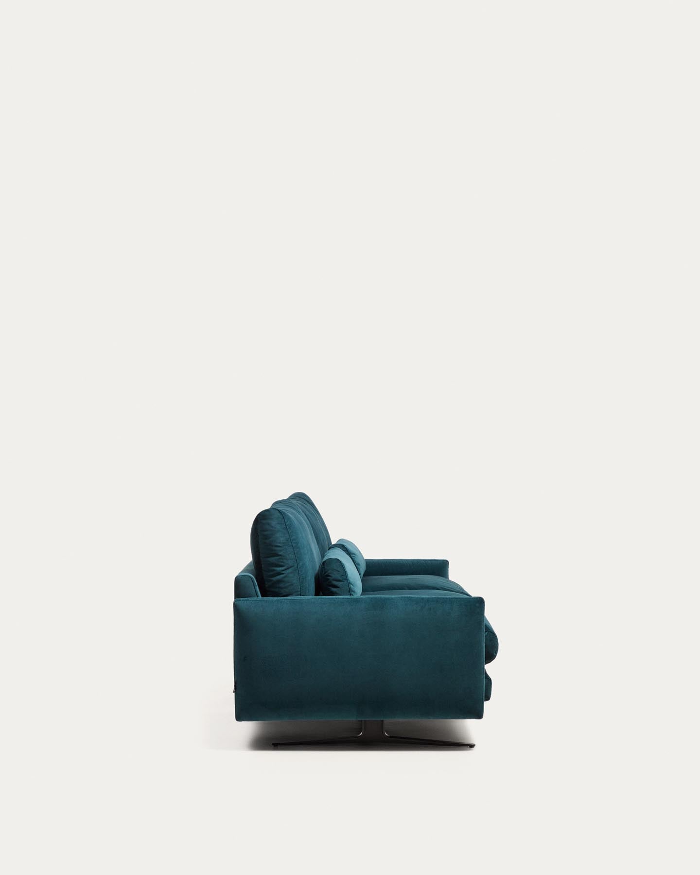 3-Sitzer-Sofa Veliro, schwer entflammbar, mit Samt in dunklem Türkis und Stahlbeinen mit schwarzem Finish, 240 cm, FSC Mix Credit in Grün präsentiert im Onlineshop von KAQTU Design AG. 3er Sofa ist von Kave Home