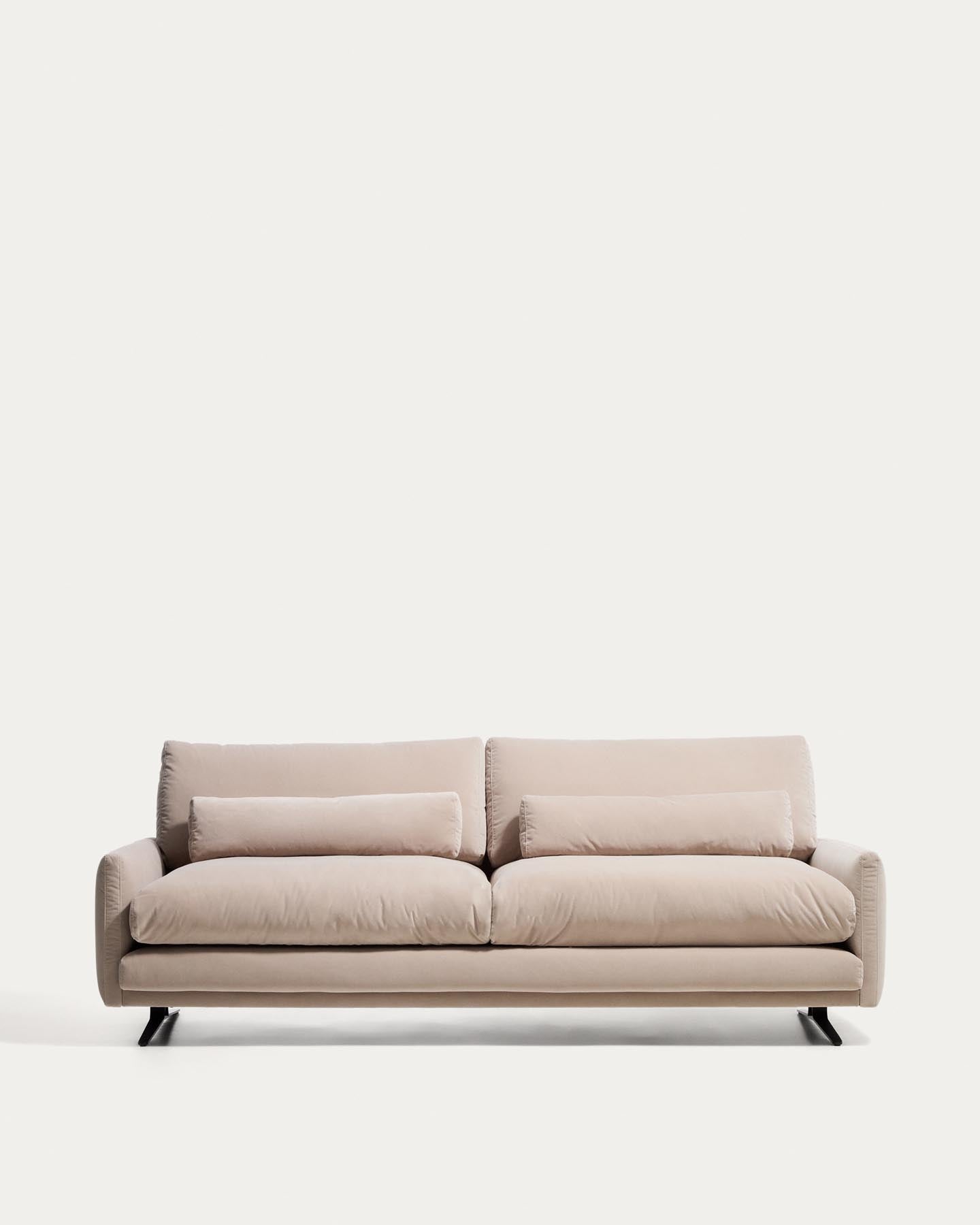 3-Sitzer-Sofa Veliro, schwer entflammbar, mit perlweissem Samt und Stahlbeinen mit schwarzem Finish, 240 cm, FSC Mix Credit in Perle präsentiert im Onlineshop von KAQTU Design AG. 3er Sofa ist von Kave Home