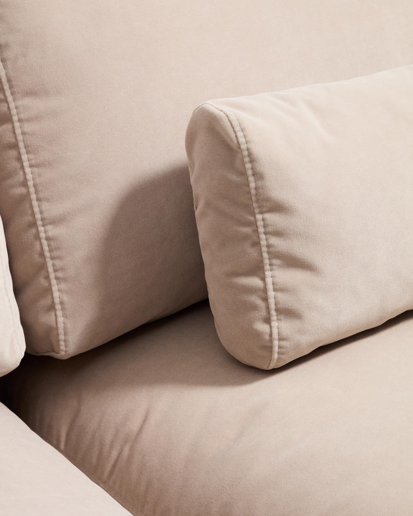 3-Sitzer-Sofa Veliro, schwer entflammbar, mit perlweissem Samt und Stahlbeinen mit schwarzem Finish, 240 cm, FSC Mix Credit in Perle präsentiert im Onlineshop von KAQTU Design AG. 3er Sofa ist von Kave Home