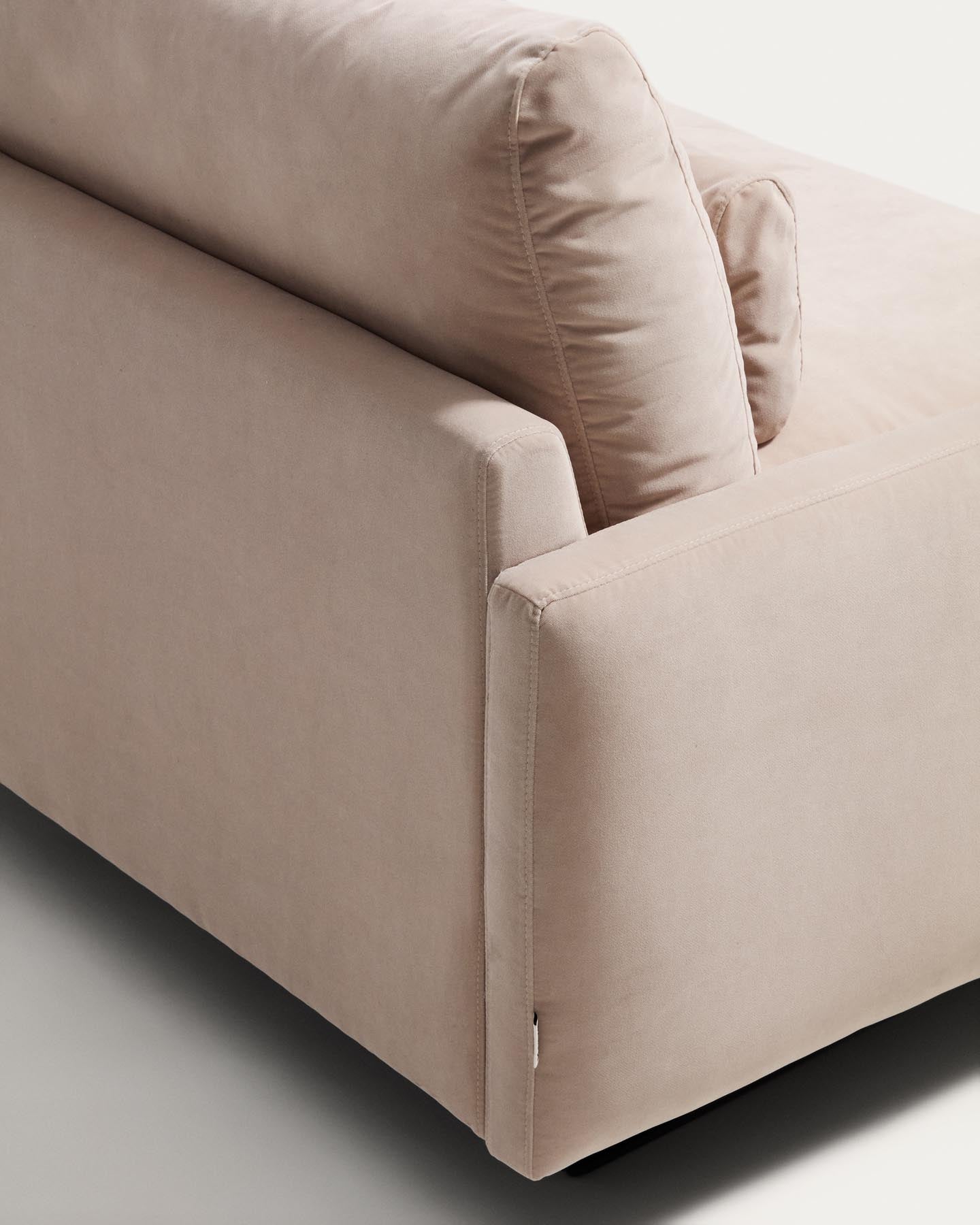 3-Sitzer-Sofa Veliro, schwer entflammbar, mit perlweissem Samt und Stahlbeinen mit schwarzem Finish, 240 cm, FSC Mix Credit in Perle präsentiert im Onlineshop von KAQTU Design AG. 3er Sofa ist von Kave Home