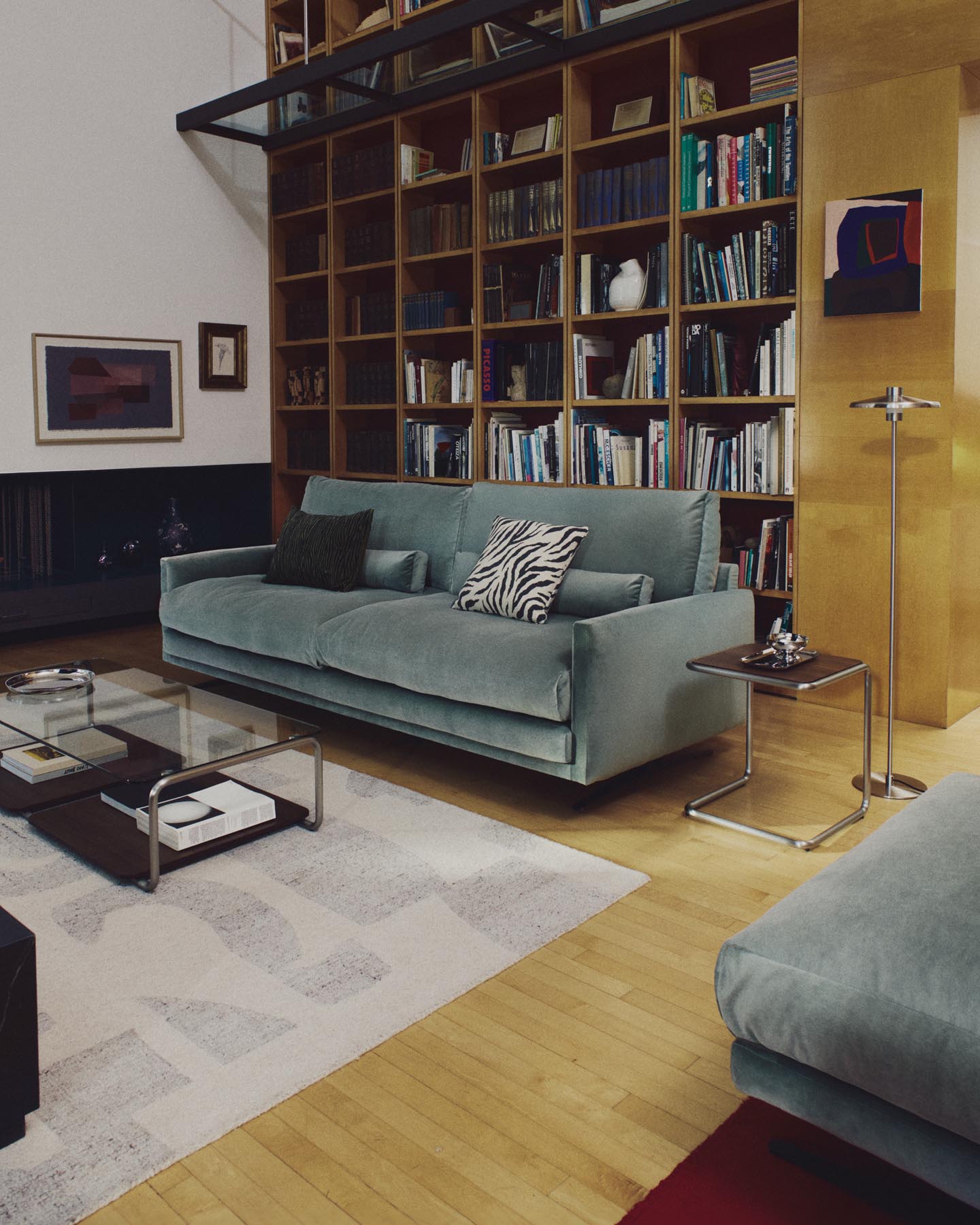 3-Sitzer-Sofa Veliro aus grünem Samt mit Stahlbeinen in schwarzer Ausführung, 240 cm, FSC Mix Credit in Grün präsentiert im Onlineshop von KAQTU Design AG. 3er Sofa ist von Kave Home