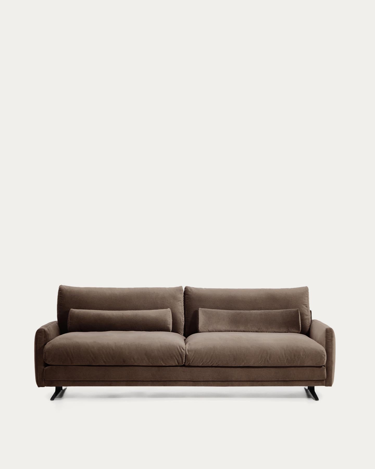 3-Sitzer-Sofa Veliro aus schokoladenbraunem Samt mit Stahlbeinen in schwarzer Ausführung, 240 cm FSC Mix Credit in Dunkelbraun präsentiert im Onlineshop von KAQTU Design AG. 3er Sofa ist von Kave Home