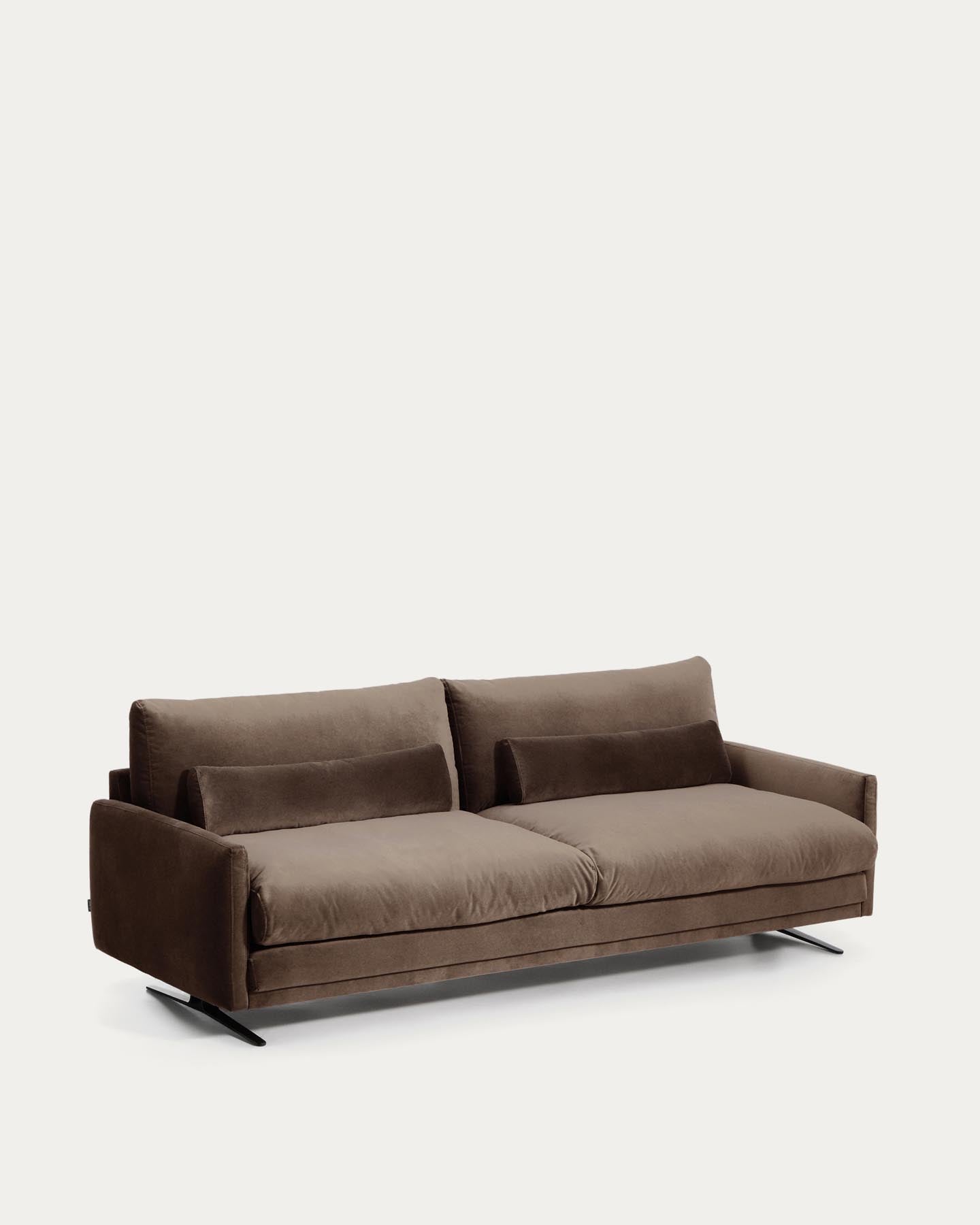3-Sitzer-Sofa Veliro aus schokoladenbraunem Samt mit Stahlbeinen in schwarzer Ausführung, 240 cm FSC Mix Credit in Dunkelbraun präsentiert im Onlineshop von KAQTU Design AG. 3er Sofa ist von Kave Home