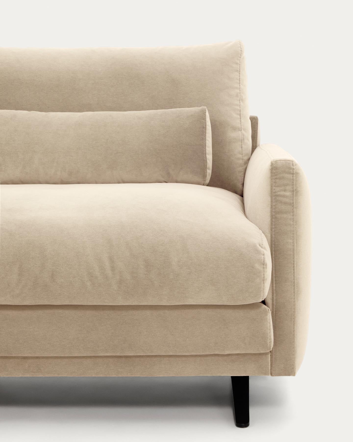 3-Sitzer-Sofa Veliro aus perlfarbenem Samt mit Stahlbeinen in schwarzer Ausführung, 240 cm FSC Mix Credit in Perle präsentiert im Onlineshop von KAQTU Design AG. 3er Sofa ist von Kave Home