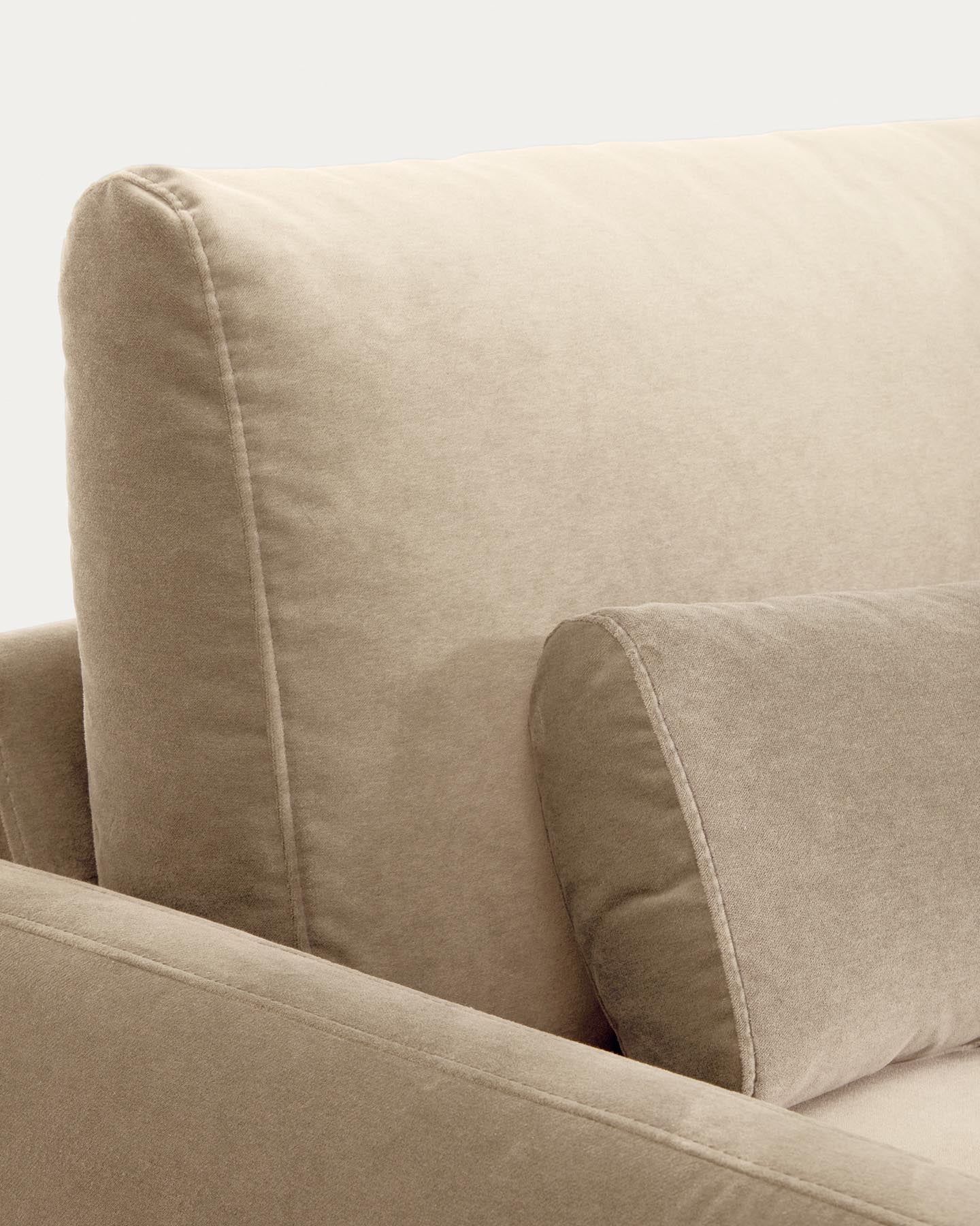 3-Sitzer-Sofa Veliro aus perlfarbenem Samt mit Stahlbeinen in schwarzer Ausführung, 240 cm FSC Mix Credit in Perle präsentiert im Onlineshop von KAQTU Design AG. 3er Sofa ist von Kave Home
