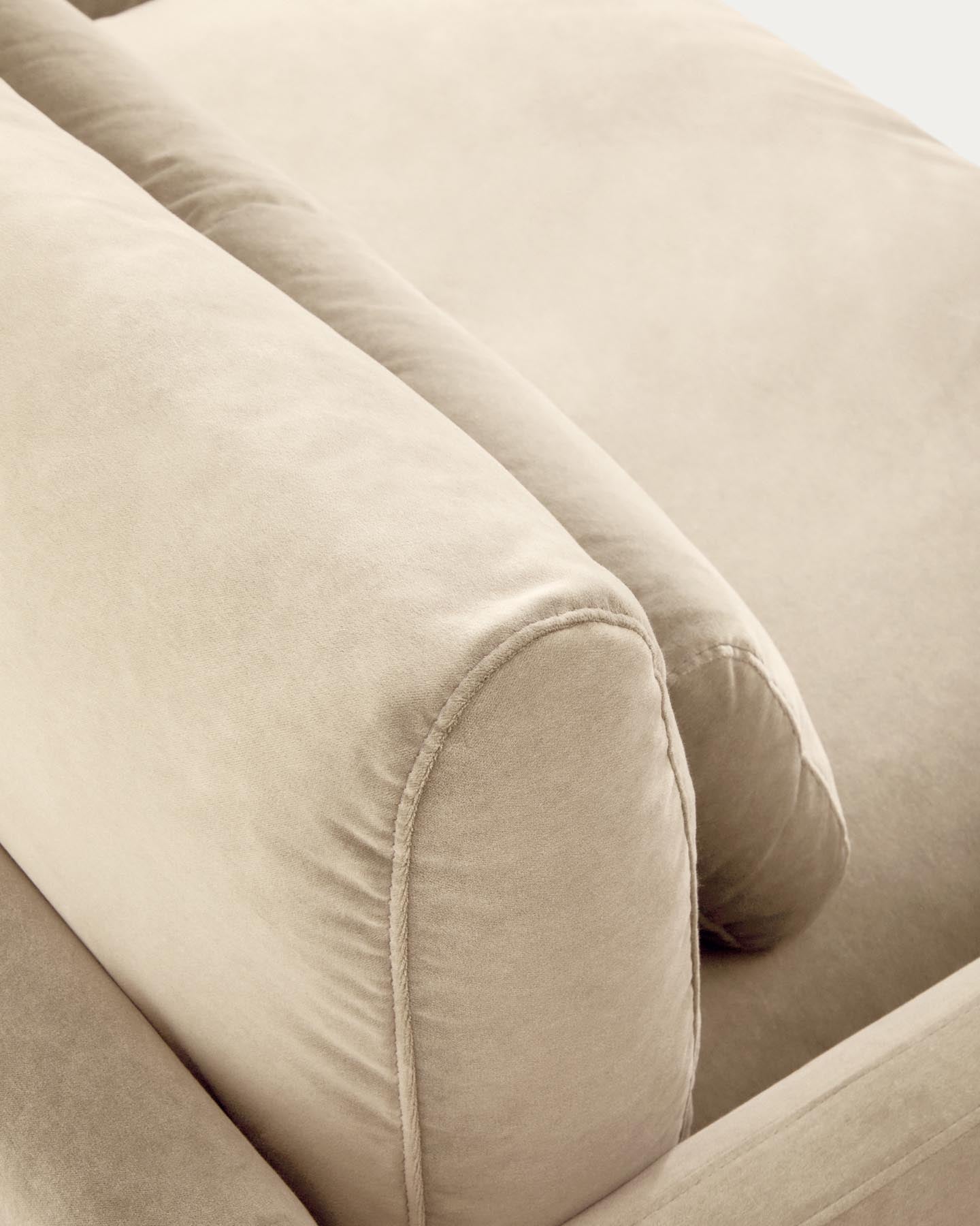 3-Sitzer-Sofa Veliro aus perlfarbenem Samt mit Stahlbeinen in schwarzer Ausführung, 240 cm FSC Mix Credit in Perle präsentiert im Onlineshop von KAQTU Design AG. 3er Sofa ist von Kave Home