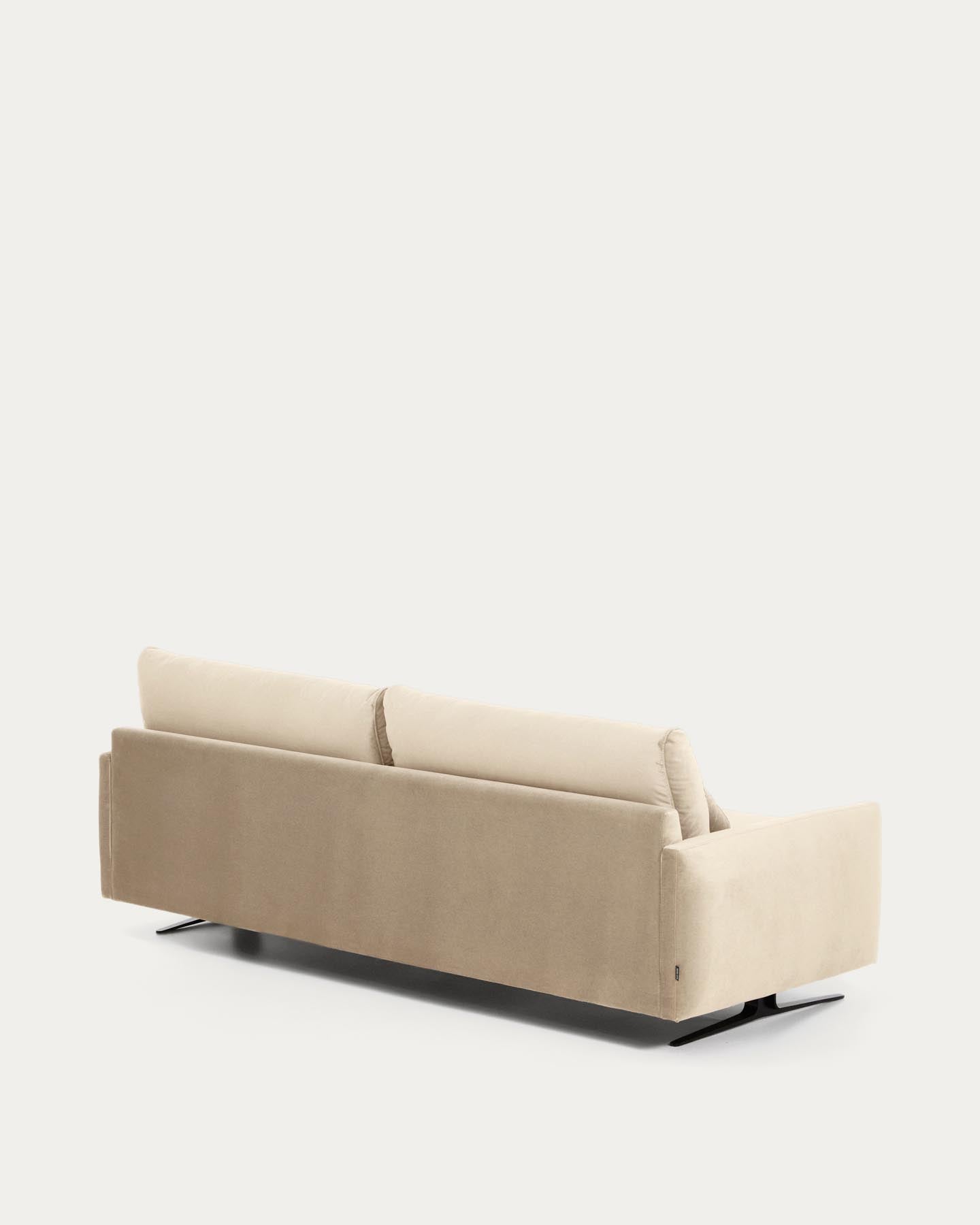 3-Sitzer-Sofa Veliro aus perlfarbenem Samt mit Stahlbeinen in schwarzer Ausführung, 240 cm FSC Mix Credit in Perle präsentiert im Onlineshop von KAQTU Design AG. 3er Sofa ist von Kave Home
