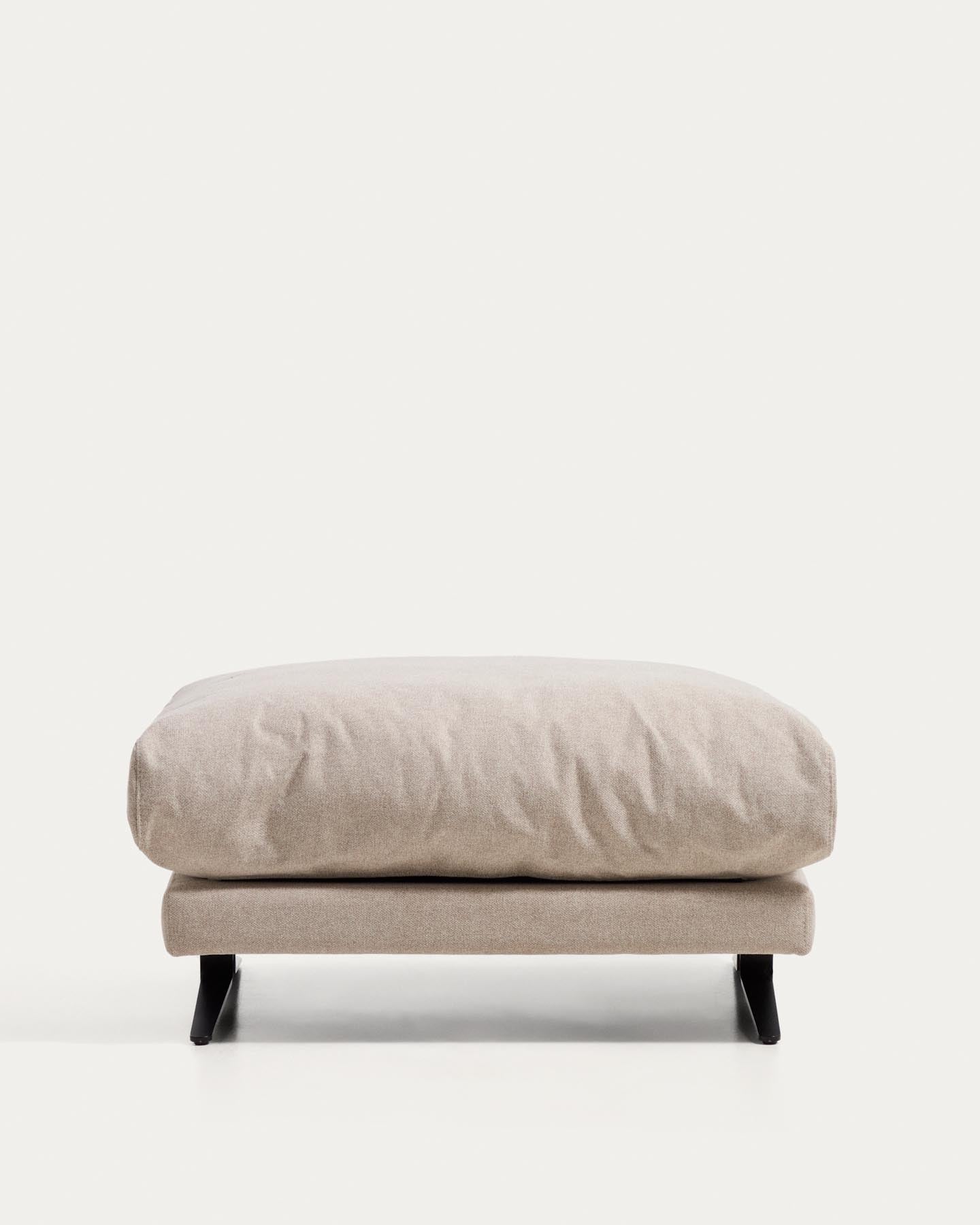 Fussablage Veliro, schwer entflammbar, in Beige mit Stahlbeinen mit schwarzem Finish, 85 x 90 cm, FSC Mix Credit in Beige präsentiert im Onlineshop von KAQTU Design AG. Pouf ist von Kave Home