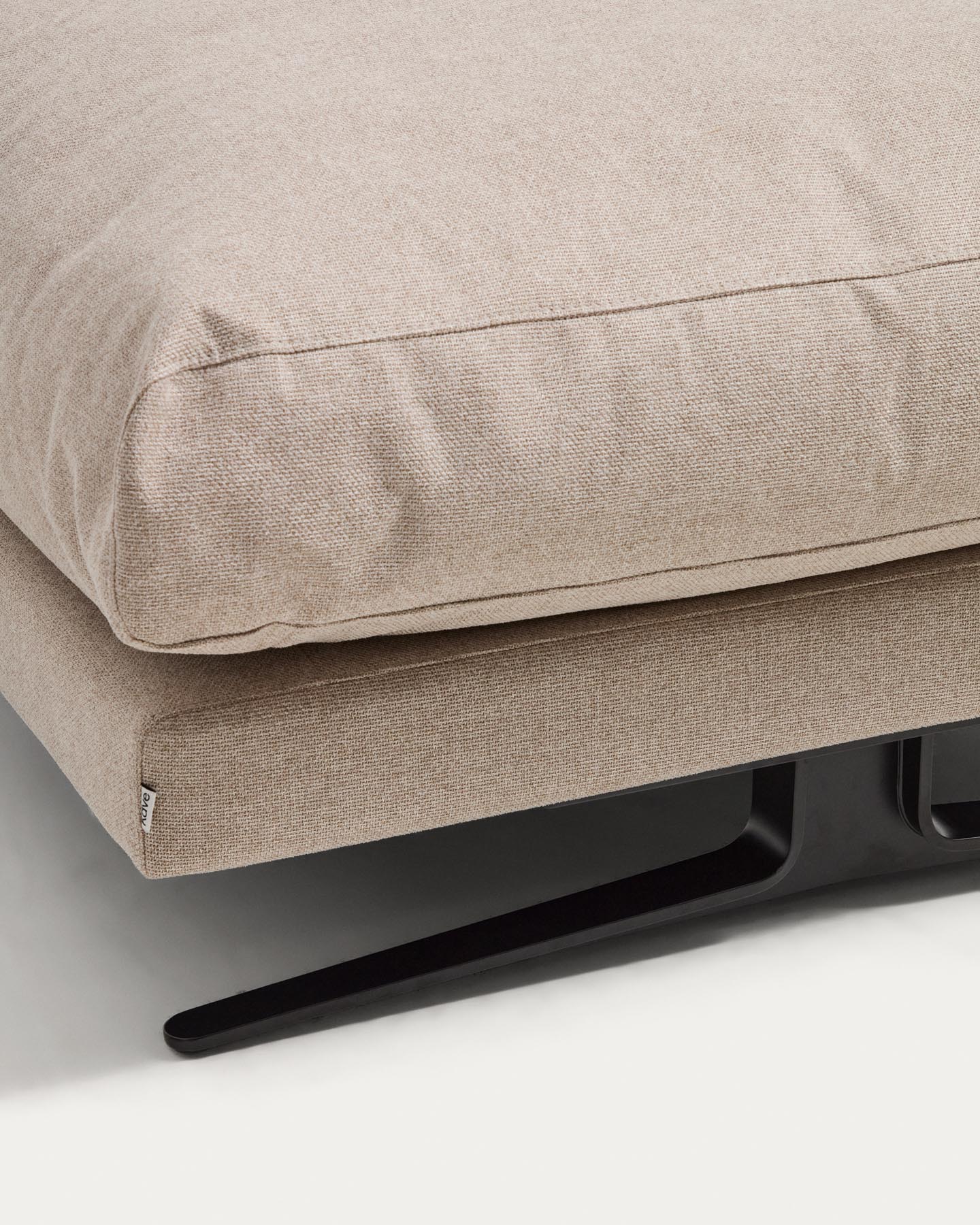 Fussablage Veliro, schwer entflammbar, in Beige mit Stahlbeinen mit schwarzem Finish, 85 x 90 cm, FSC Mix Credit in Beige präsentiert im Onlineshop von KAQTU Design AG. Pouf ist von Kave Home