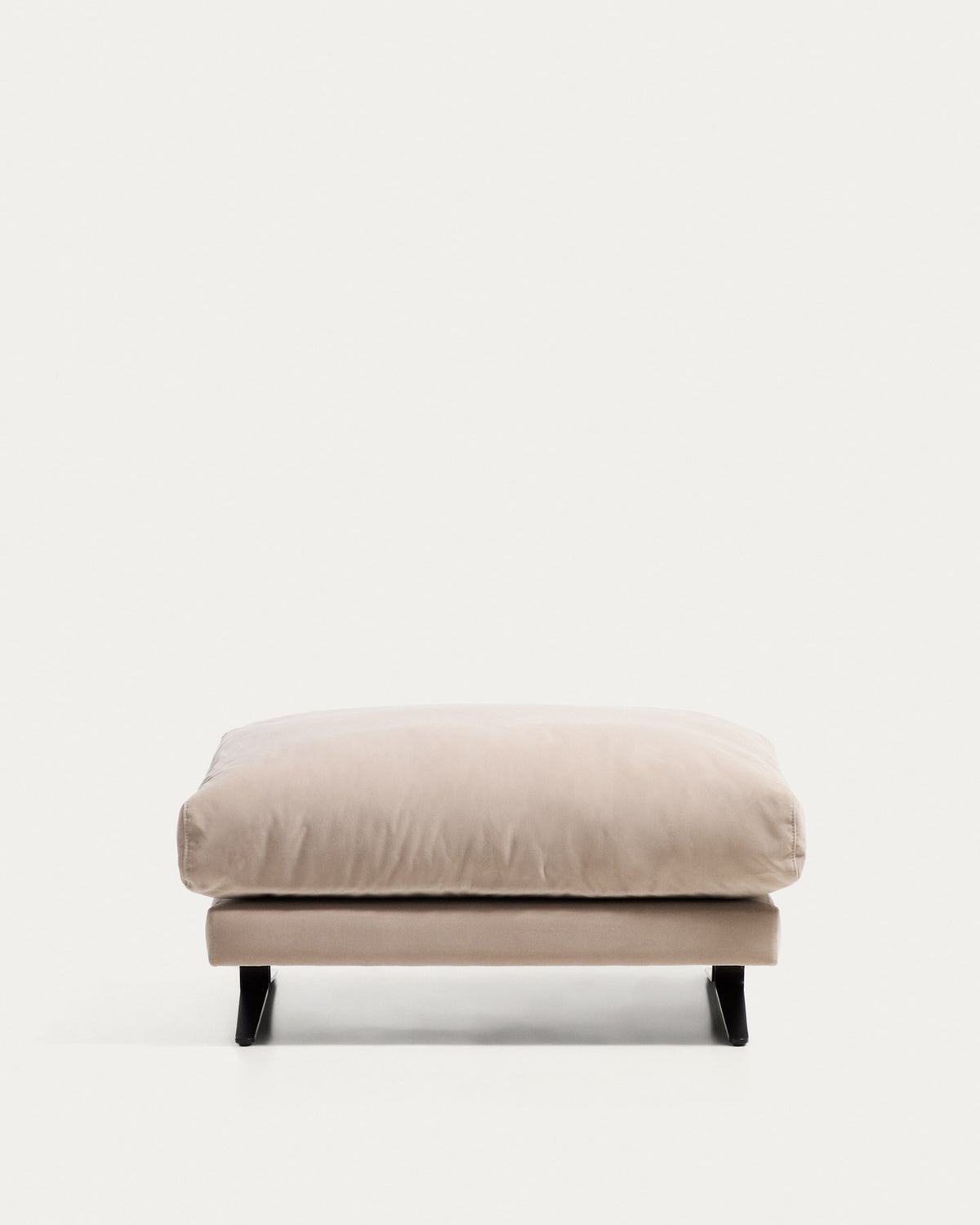 Fussablage Veliro, schwer entflammbar, mit perlweissem Samt und Stahlbeinen mit schwarzem Finish, 85 x 90 cm, FSC Mix Credit in Perle präsentiert im Onlineshop von KAQTU Design AG. Pouf ist von Kave Home
