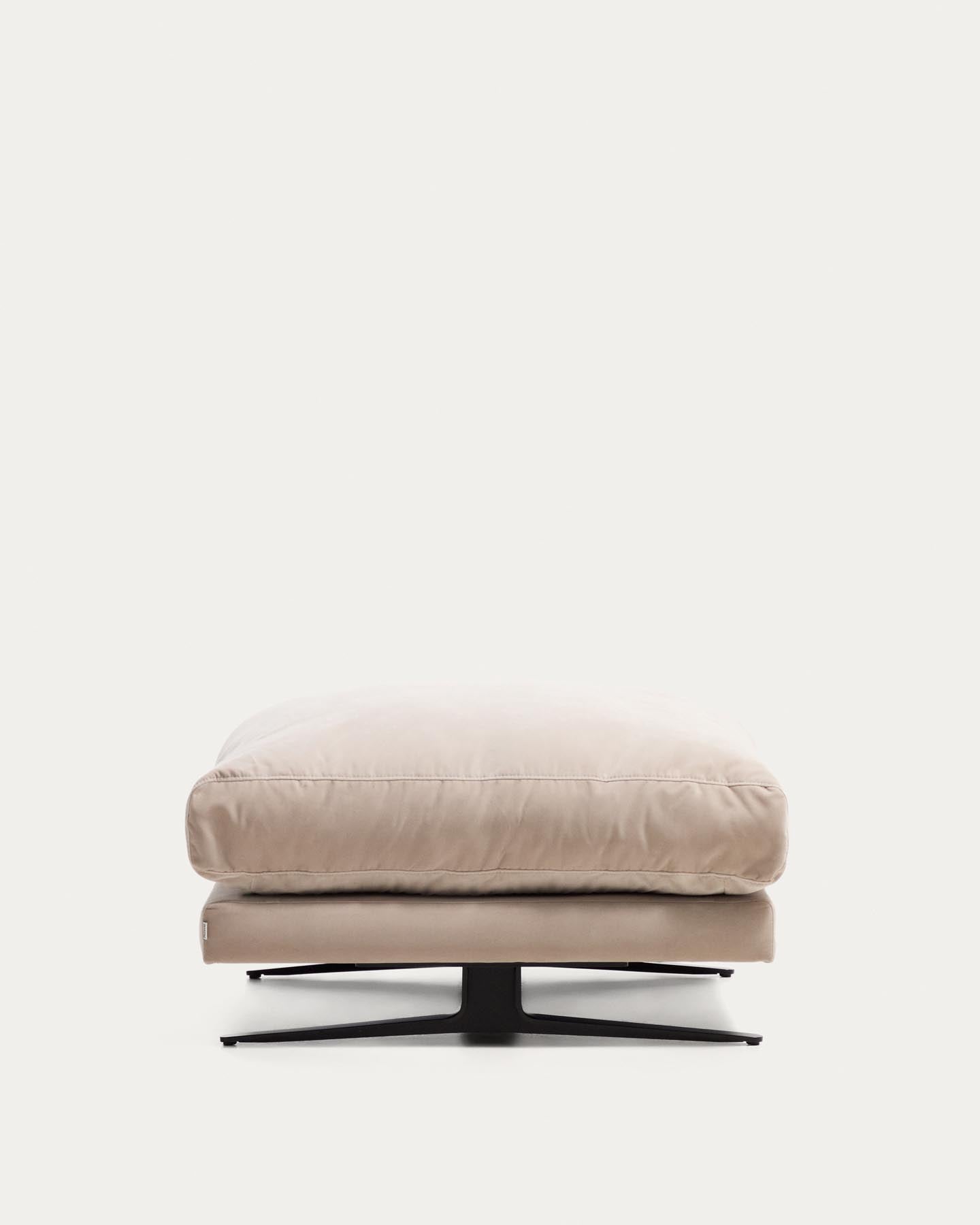 Fussablage Veliro, schwer entflammbar, mit perlweissem Samt und Stahlbeinen mit schwarzem Finish, 85 x 90 cm, FSC Mix Credit in Perle präsentiert im Onlineshop von KAQTU Design AG. Pouf ist von Kave Home