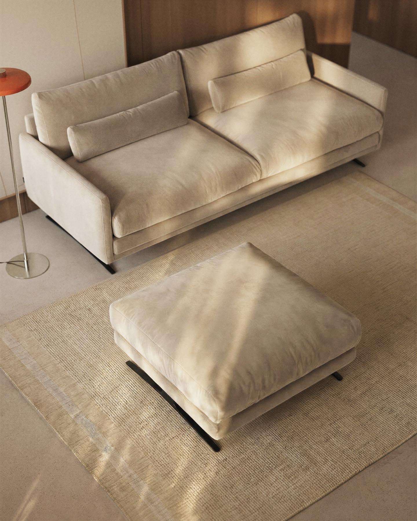 Fussablage Veliro, schwer entflammbar, mit perlweissem Samt und Stahlbeinen mit schwarzem Finish, 85 x 90 cm, FSC Mix Credit in Perle präsentiert im Onlineshop von KAQTU Design AG. Pouf ist von Kave Home