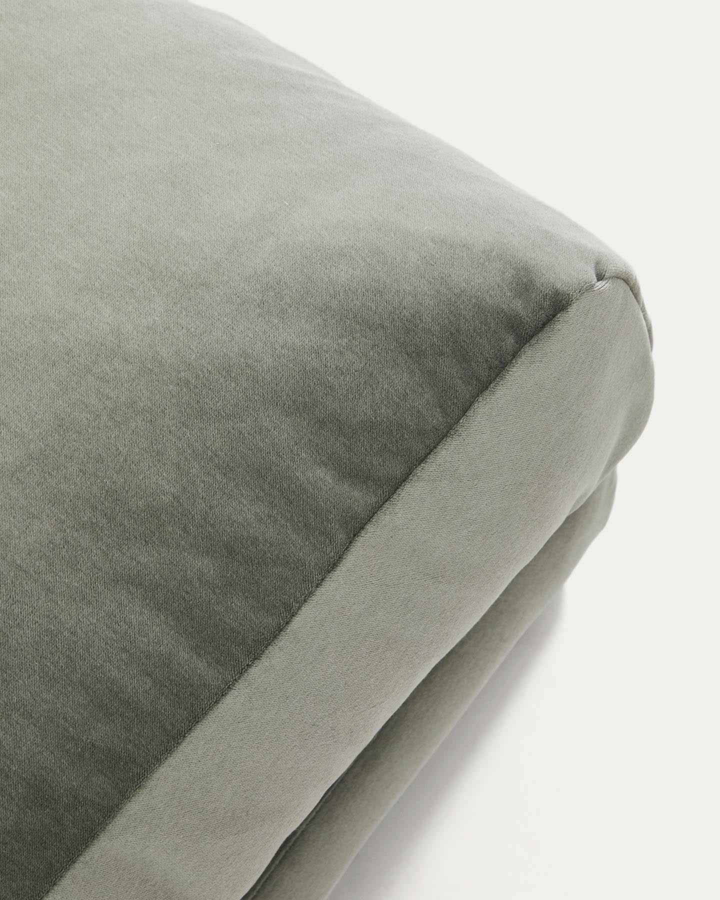 Fußablage Veliro mit grünem Samt und Stahlbeinen mit schwarzem Finish, 85 x 90 cm, FSC Mix Credit in Grün präsentiert im Onlineshop von KAQTU Design AG. Pouf ist von Kave Home