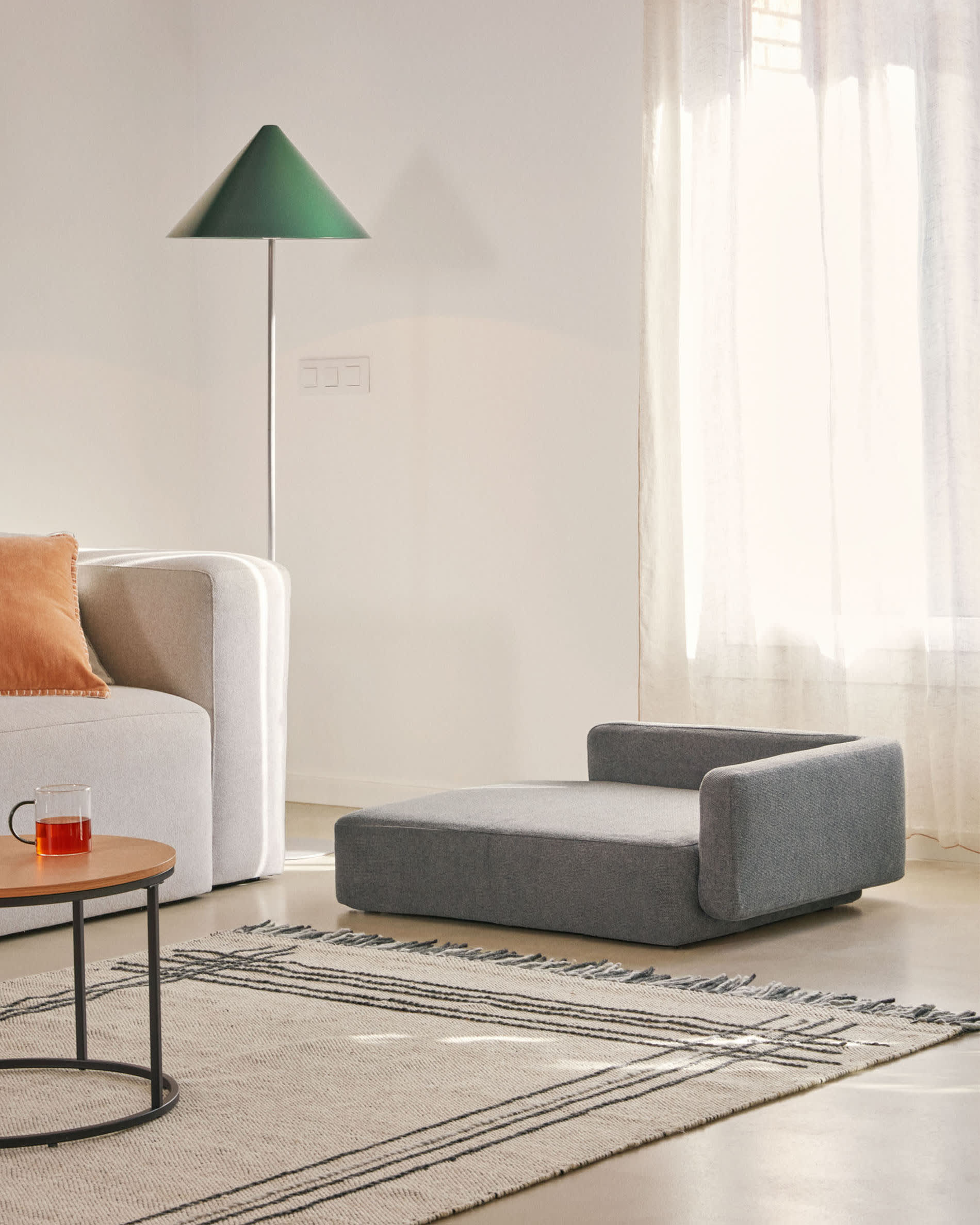 Komfortables Haustierbett Bowie in Dunkelgrau, 73x98 cm, ideal für große Haustiere, stilvolles Design von Kave Home.
