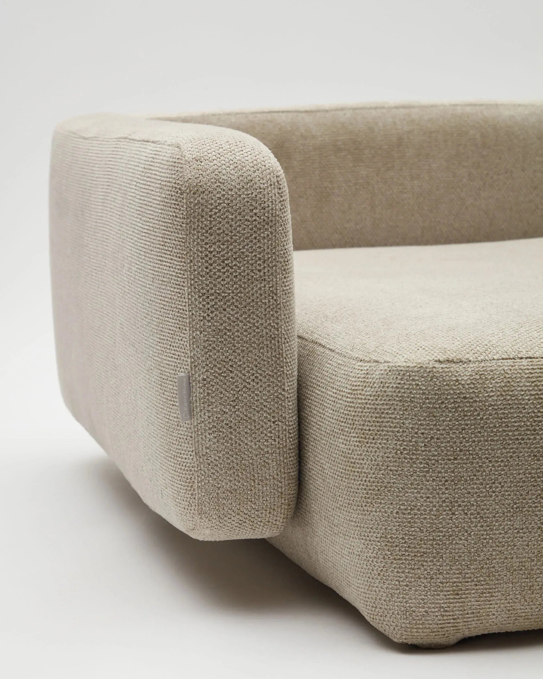 Komfortables Haustierbett Bowie in Beige, 73x98 cm, von Kave Home. Perfekt für große Haustiere, stilvoll und gemütlich.
