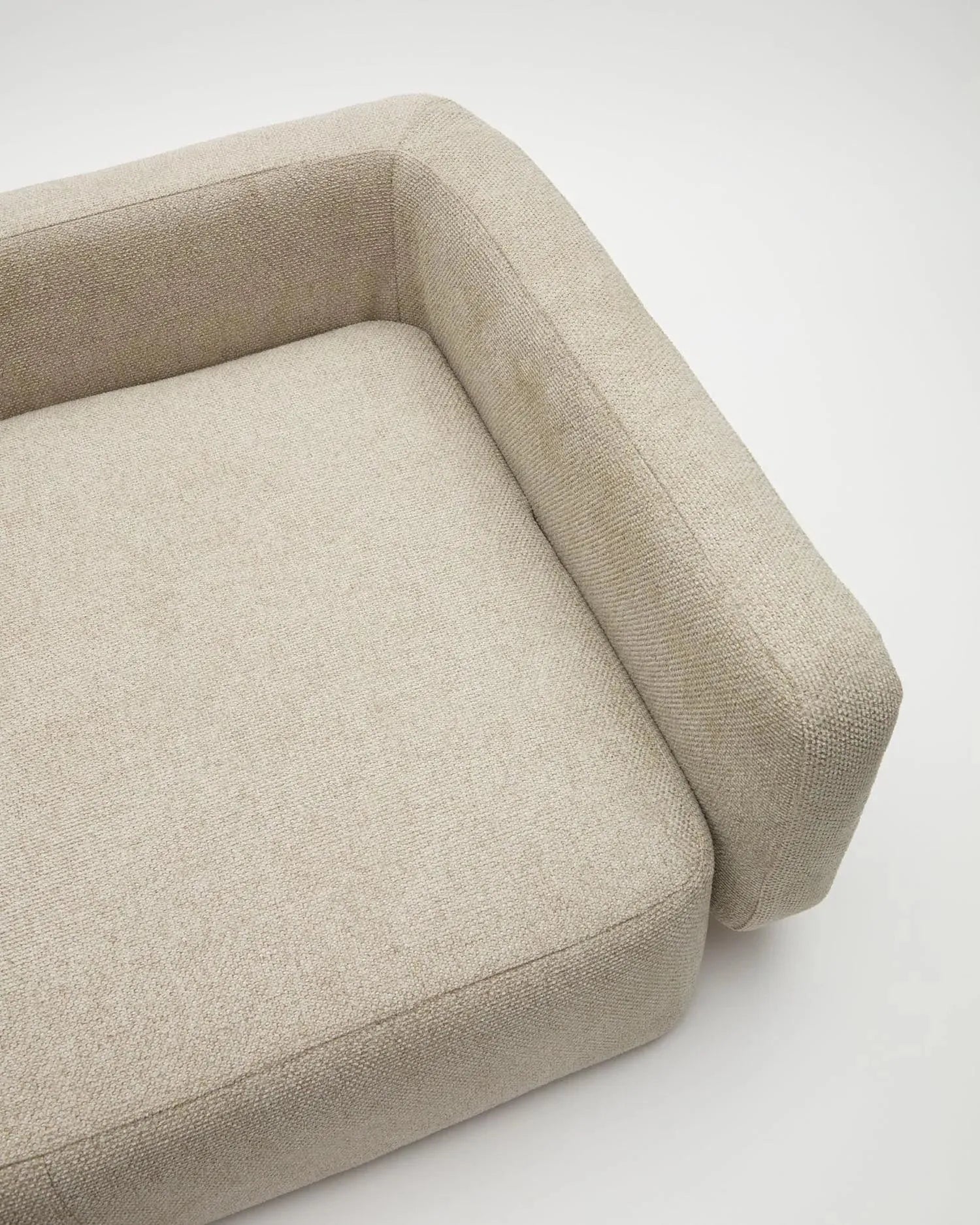 Das Bowie Haustierbett beige (73x98 cm) von Kave Home bietet großen Haustieren Komfort und Stil in einem modernen Design.
