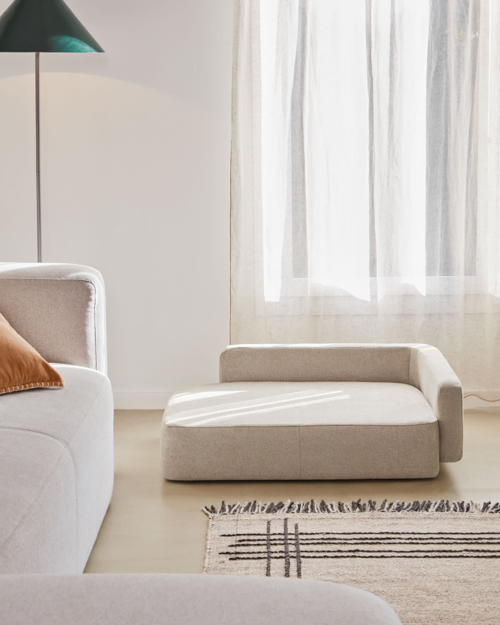 Großes Bowie Haustierbett in Beige von Kave Home, 73x98 cm, bietet Komfort und Stil für große Haustiere. Perfekt für gemütliche Ruhe.