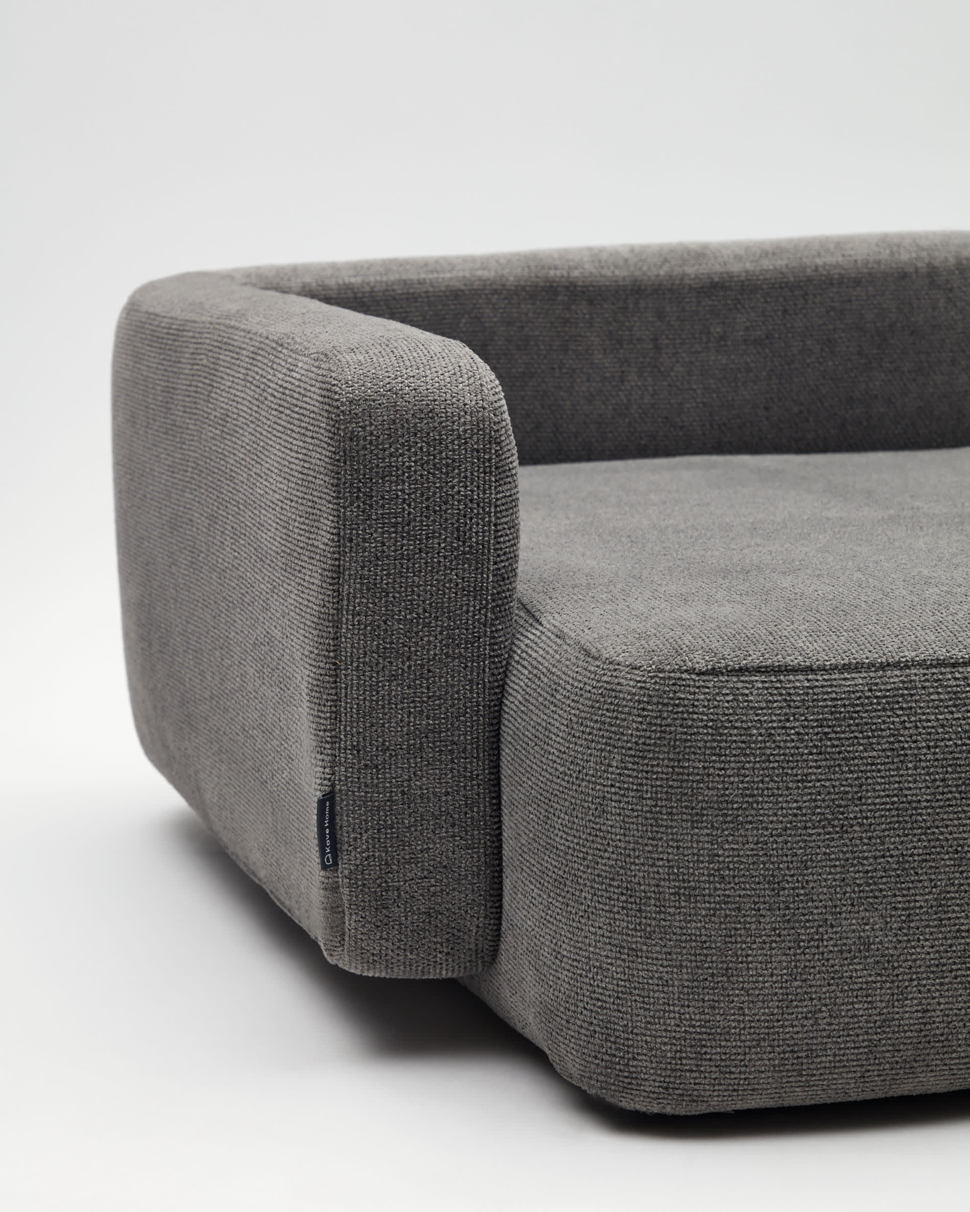Komfortables Haustierbett Bowie in Dunkelgrau, 63x80 cm, ideal für kleine Haustiere. Stilvolles Design von Kave Home.