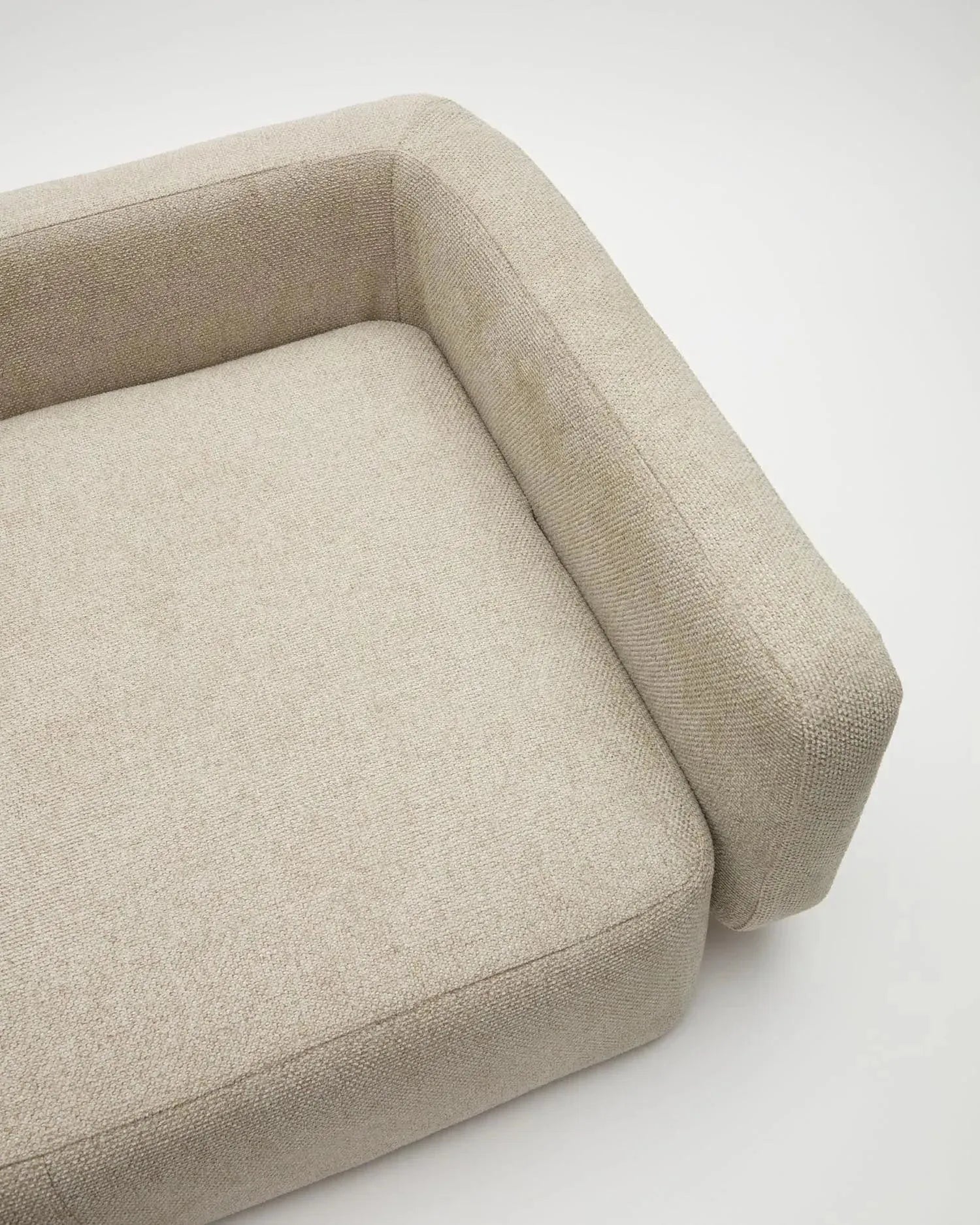 Das Bowie Haustierbett beige (63x80 cm) von Kave Home bietet kleinen Haustieren stilvollen Komfort und passt perfekt in moderne Wohnräume.