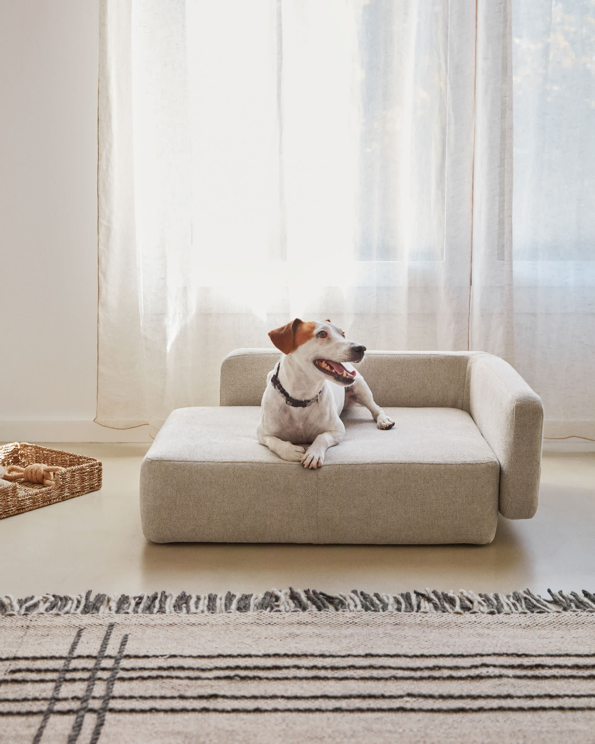 Das Bowie Haustierbett beige (63x80 cm) von Kave Home bietet kleinen Haustieren Komfort und Stil in einem eleganten, modernen Design.