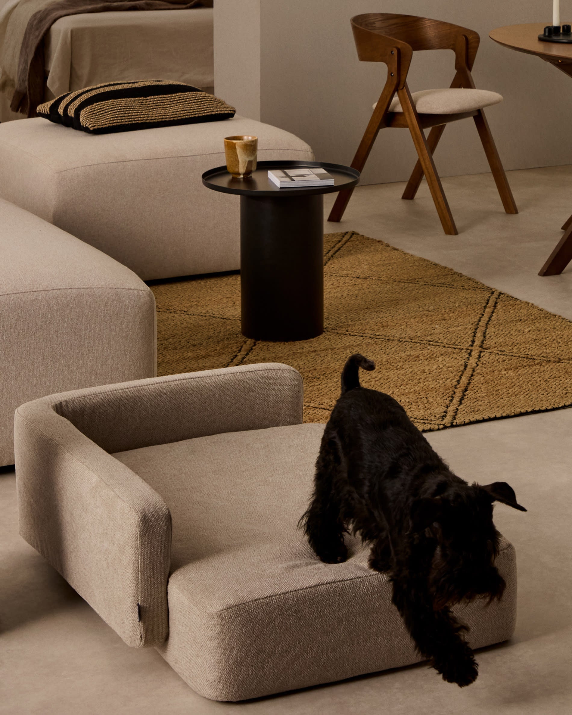 Das Bowie Haustierbett beige (63x80 cm) von Kave Home kombiniert Komfort und modernes Design für kleine Haustiere.